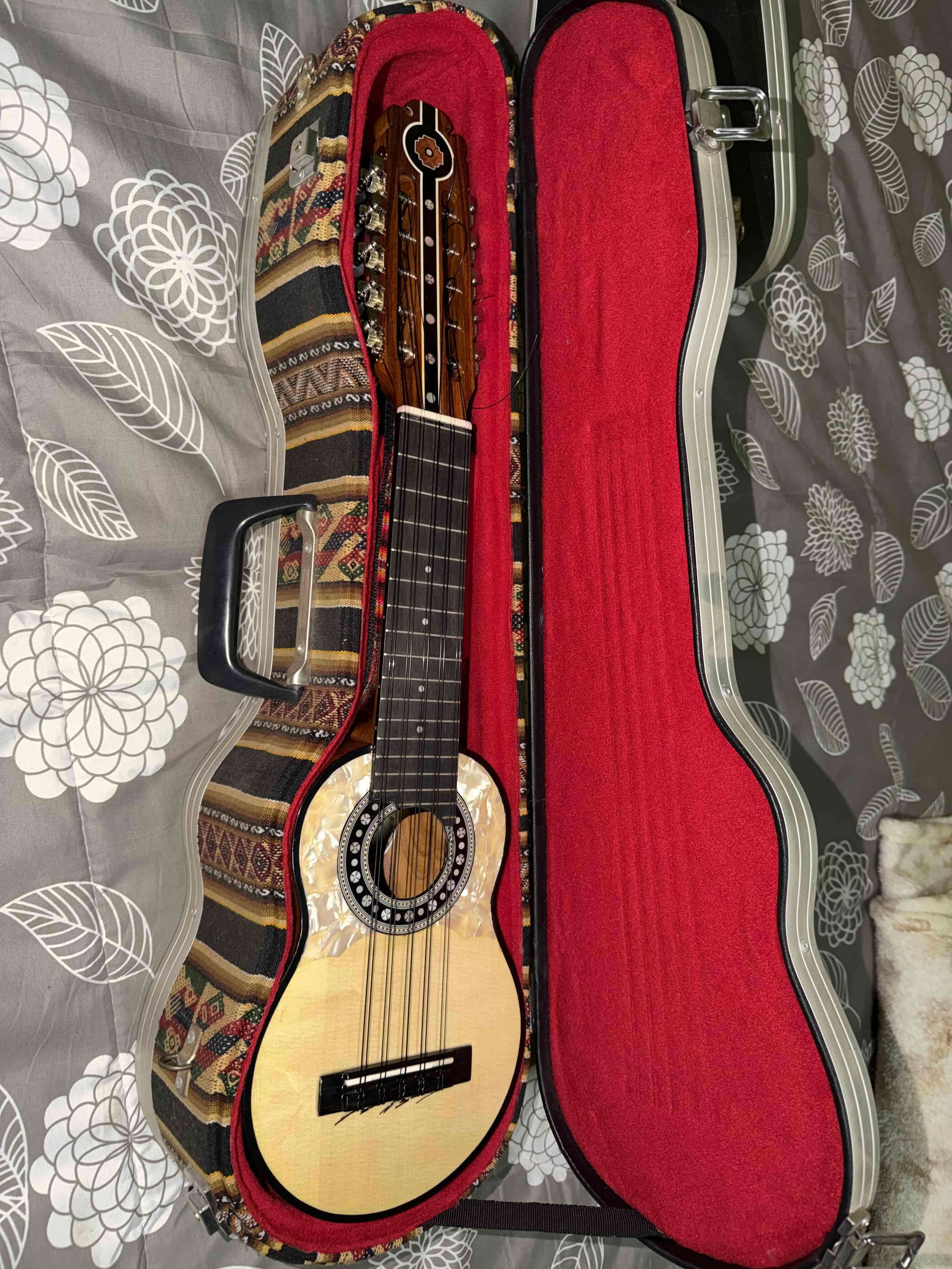 Charango electroacústico Quispe Torres