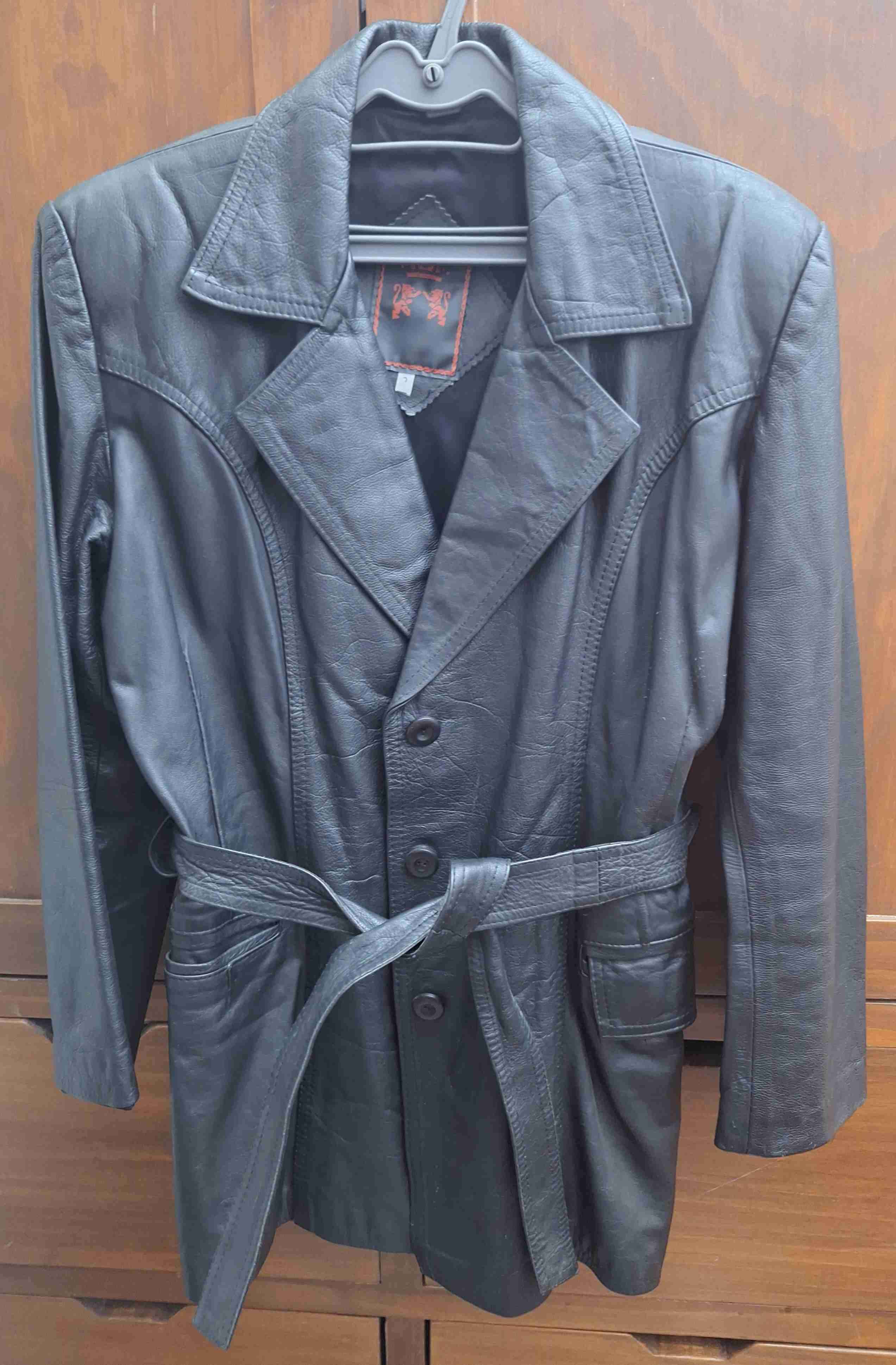 Abrigo negro de cuero con cinturón - miniatura 1