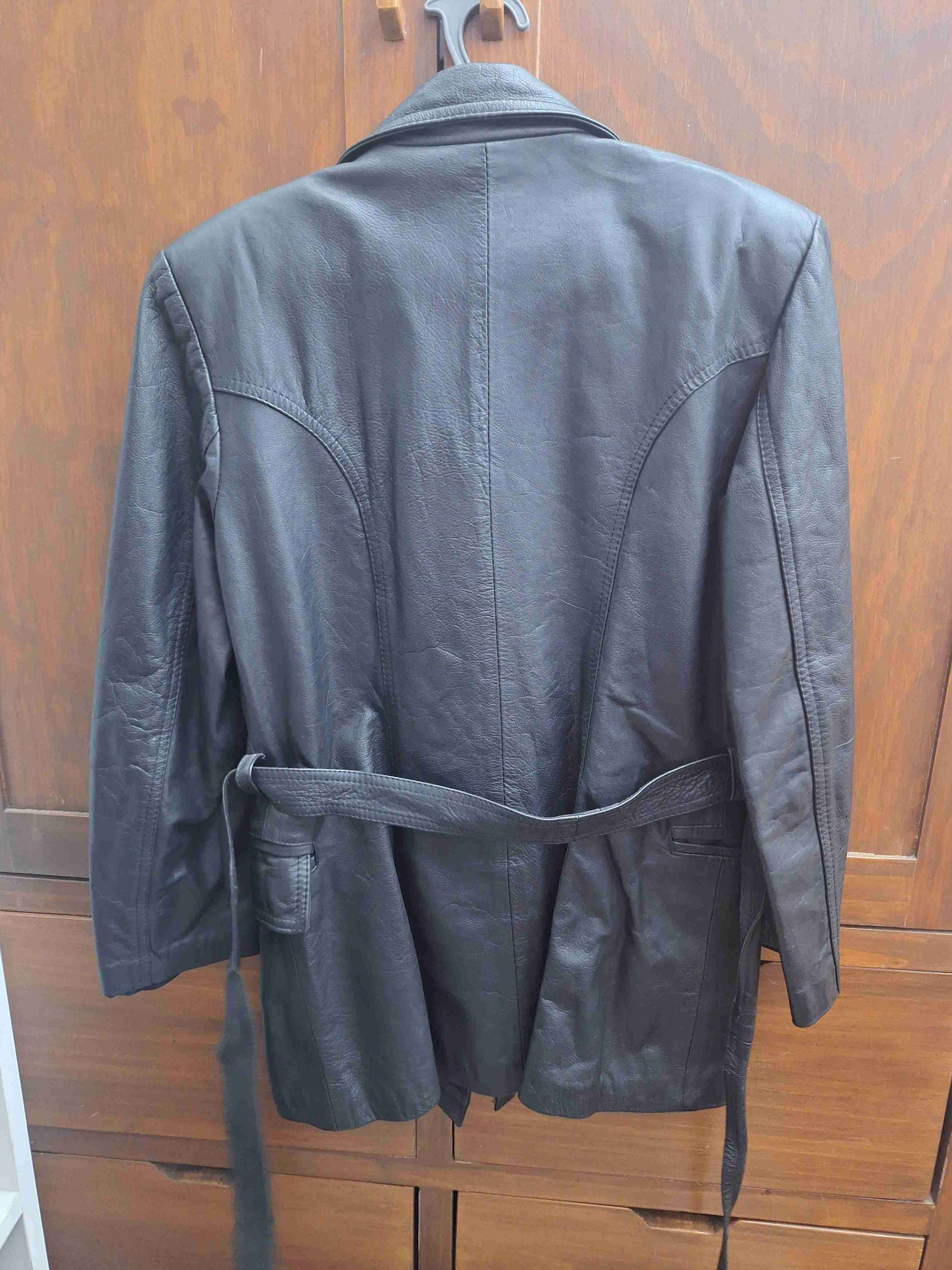 Abrigo negro de cuero con cinturón - miniatura 2