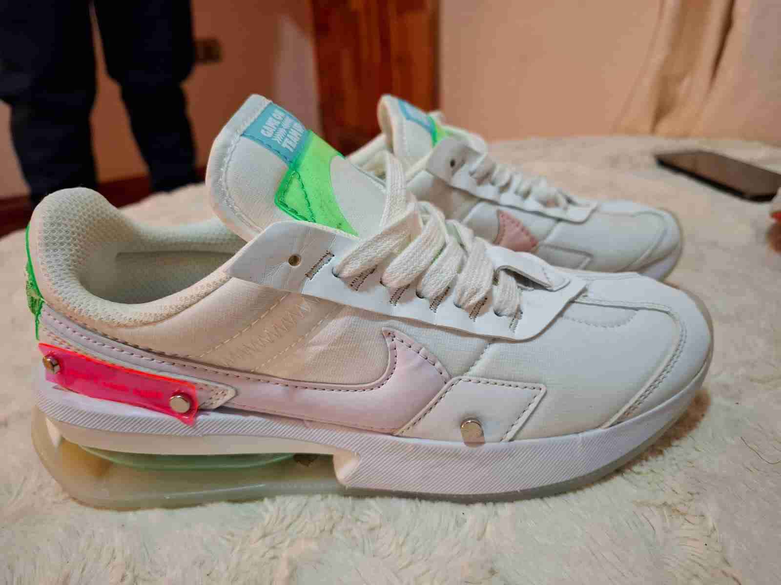 Zapatillas blancas deportivas - 1