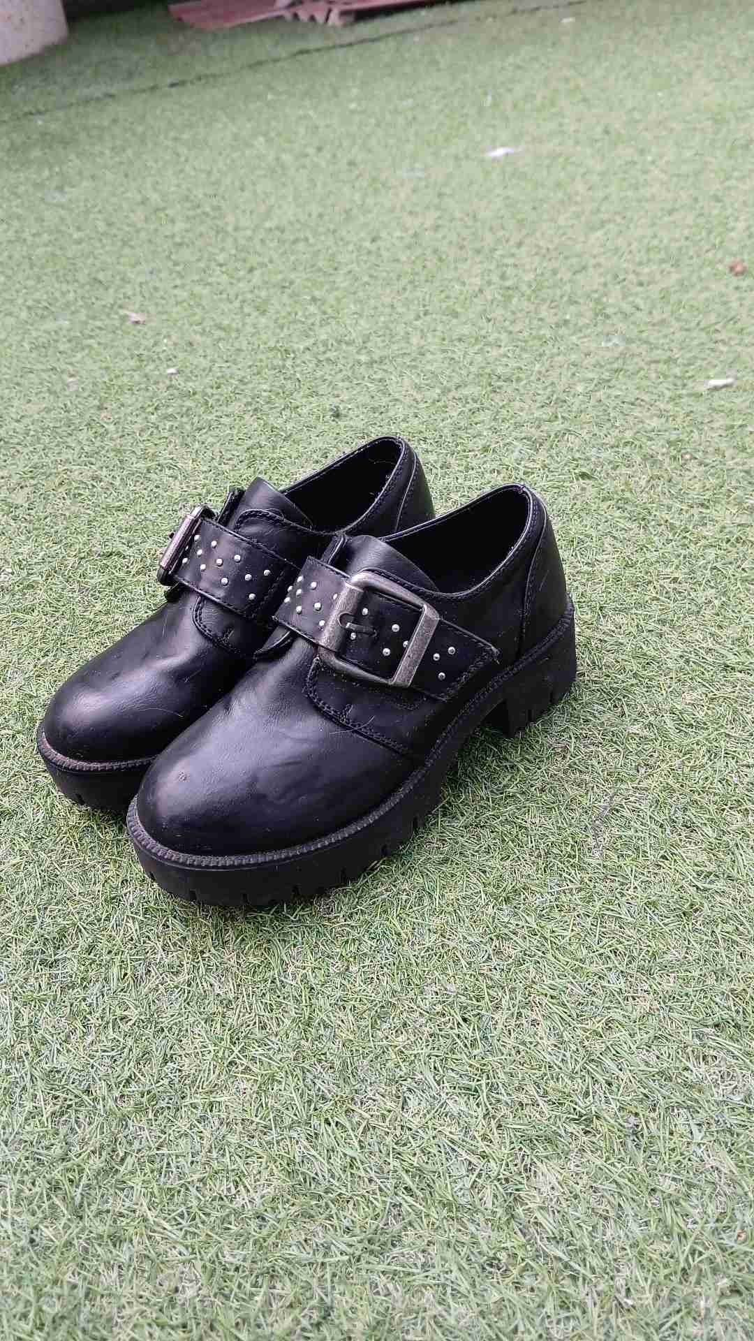 Zapatos negros con hebilla