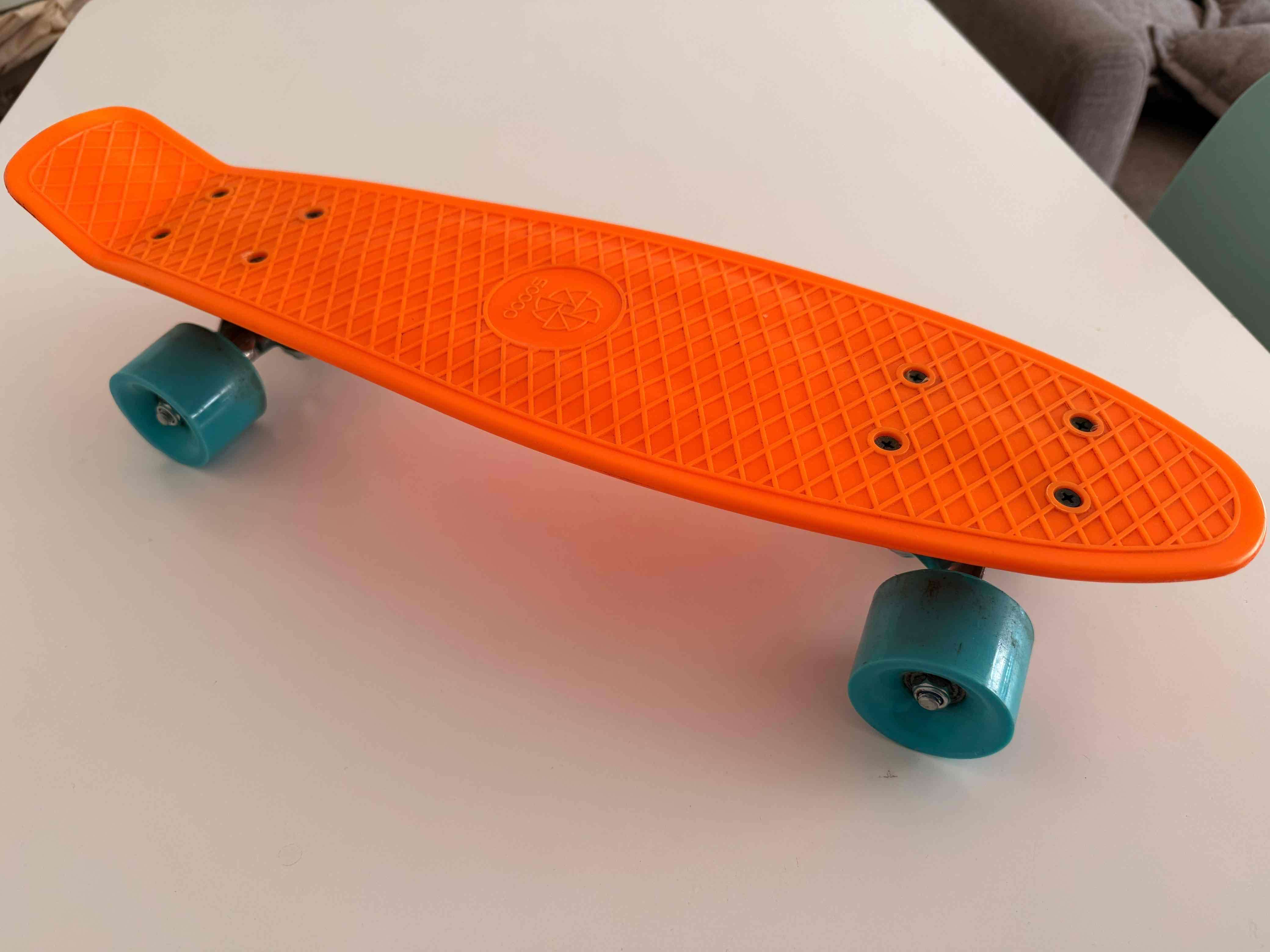 Skateboard naranja pequeño