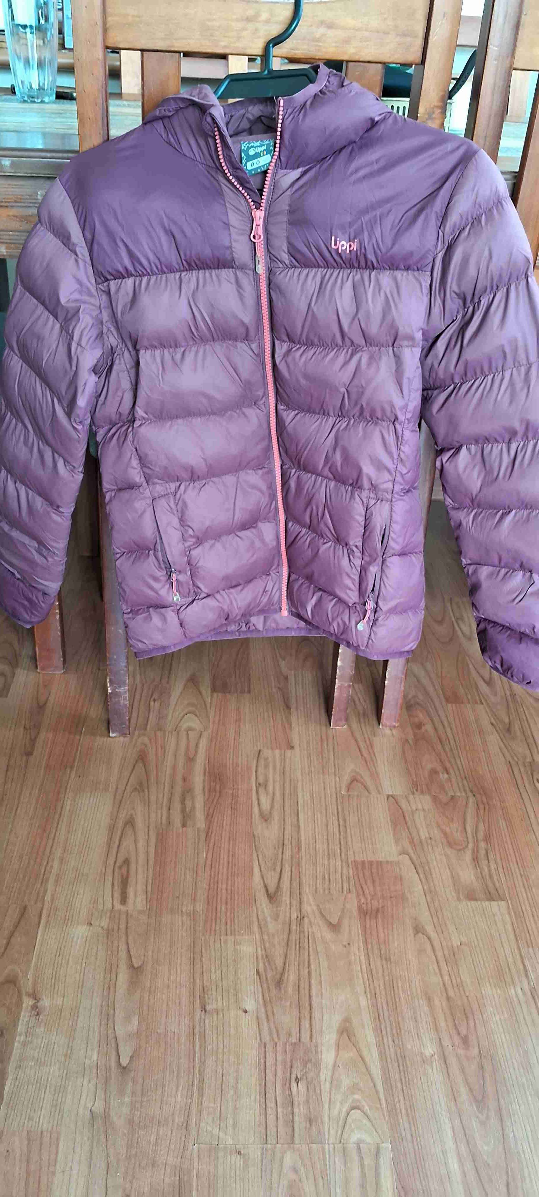 Chaqueta morada con capucha