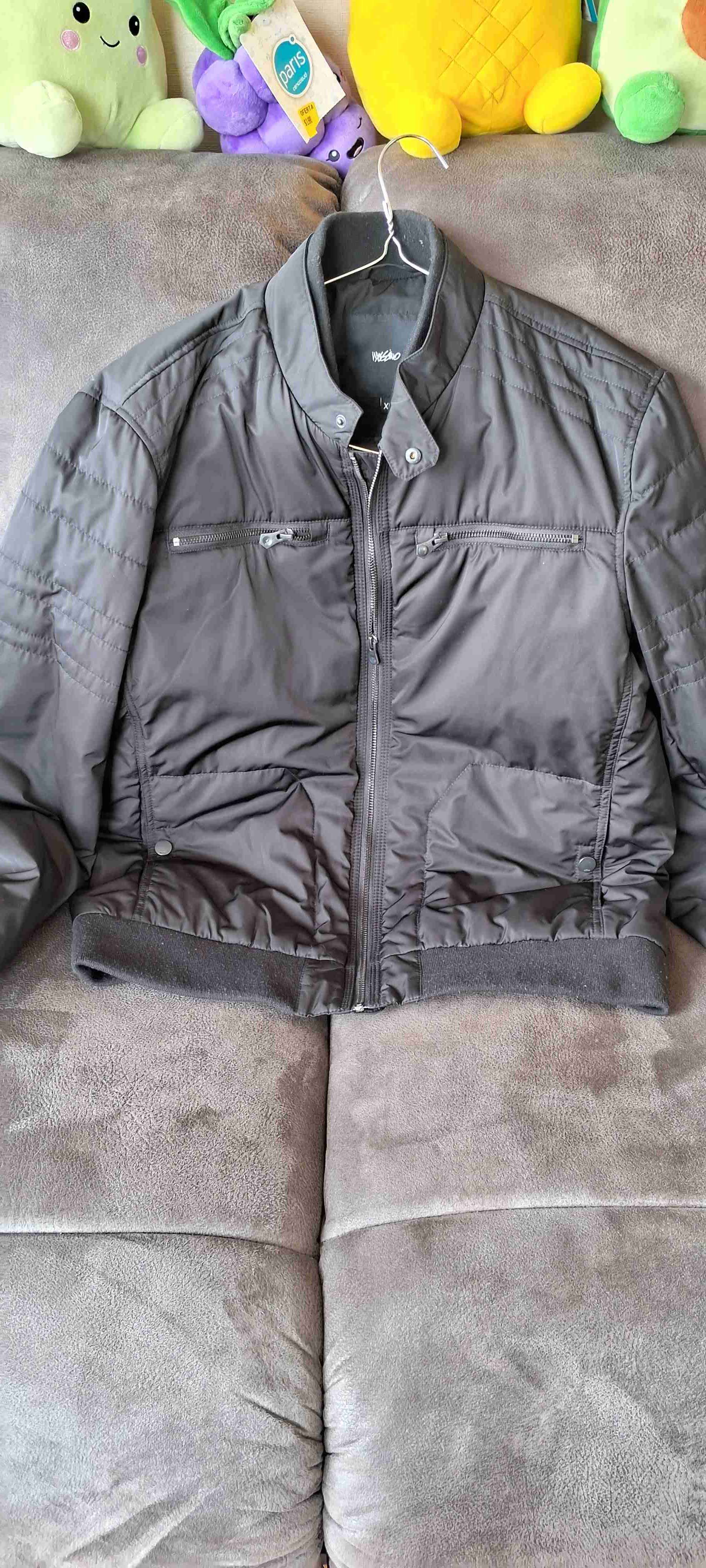 Chaqueta negra acolchada