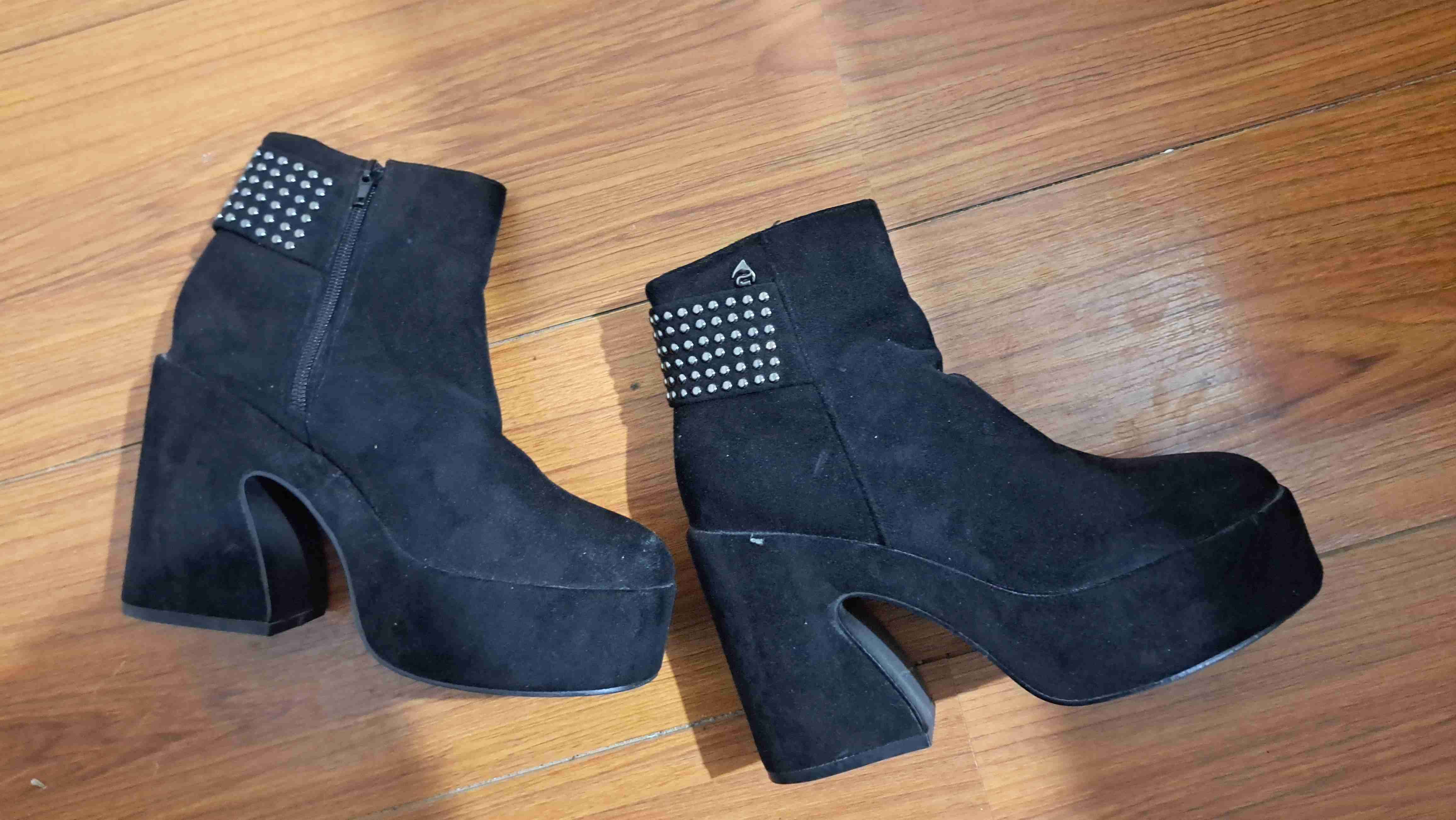 Botines negros con tachas n°38