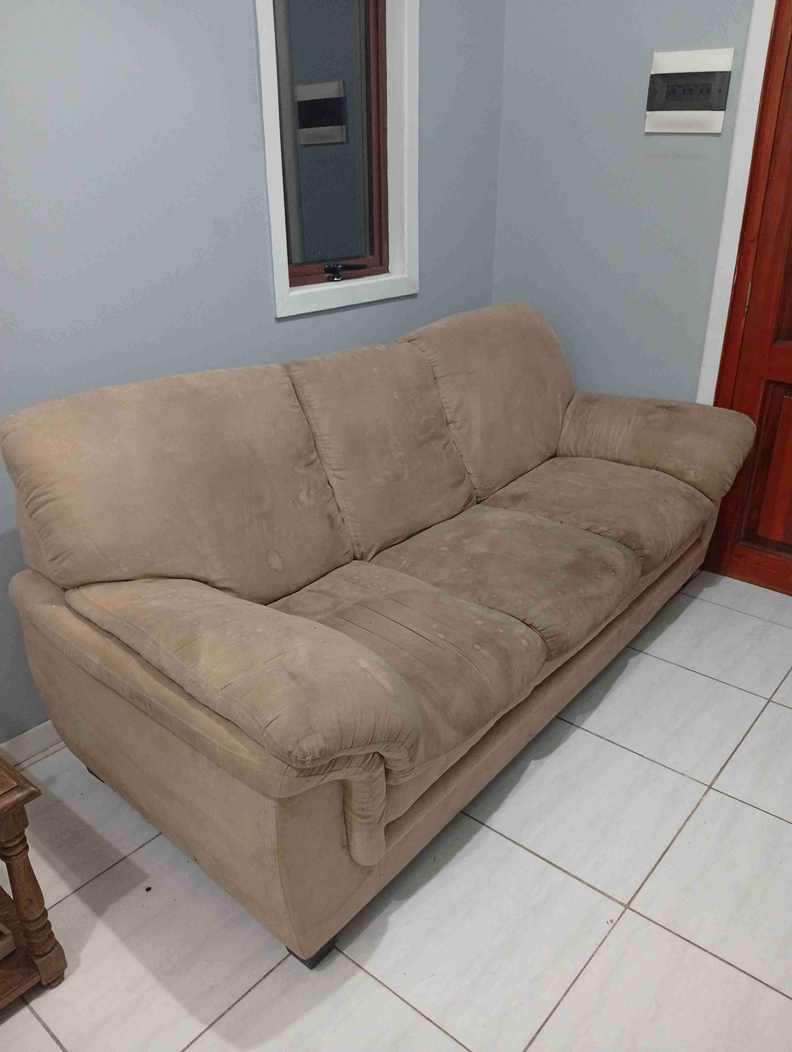 Sofá beige de tres plazas - miniatura 2