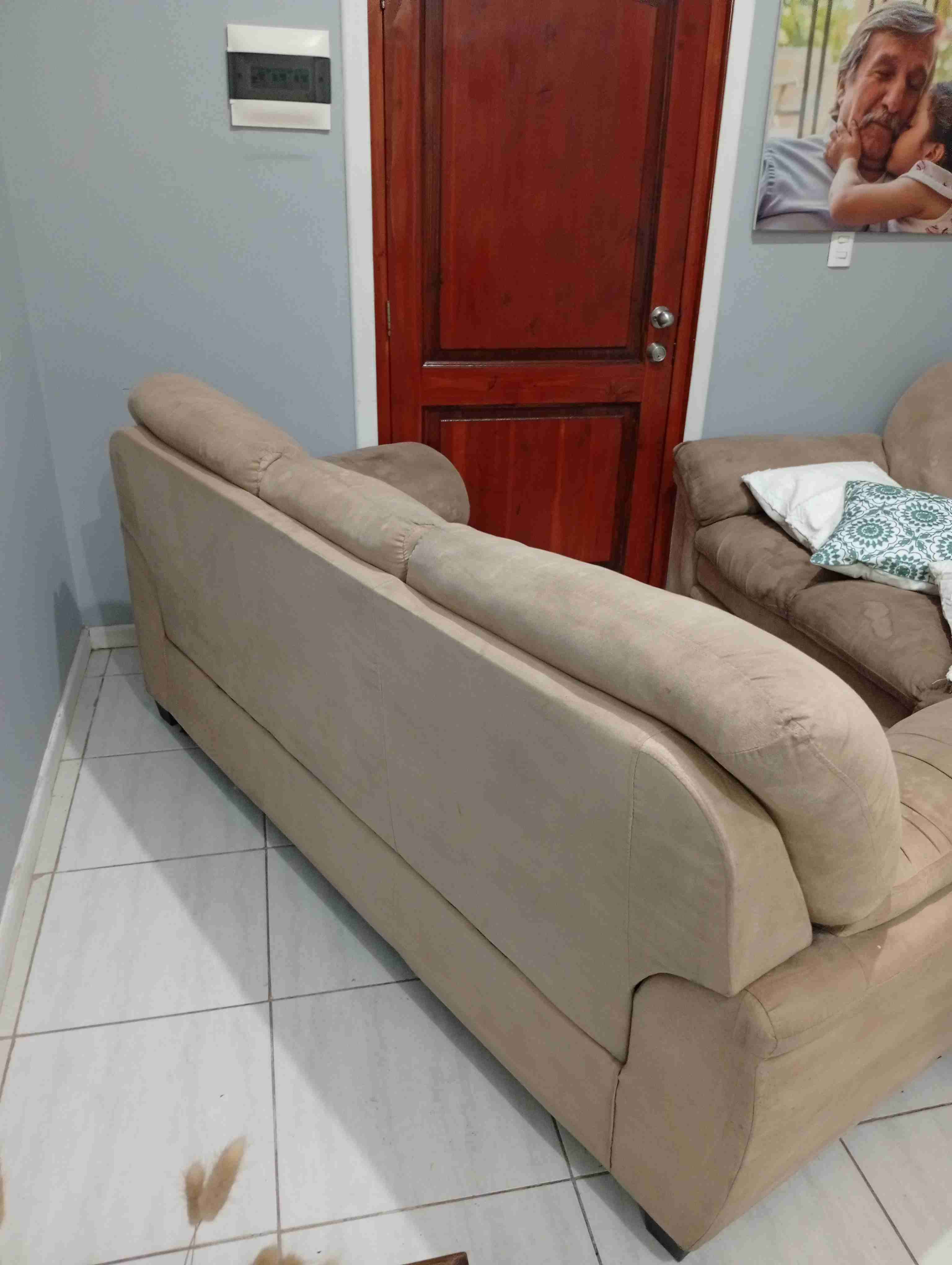 Sofá beige de tres plazas - miniatura 3