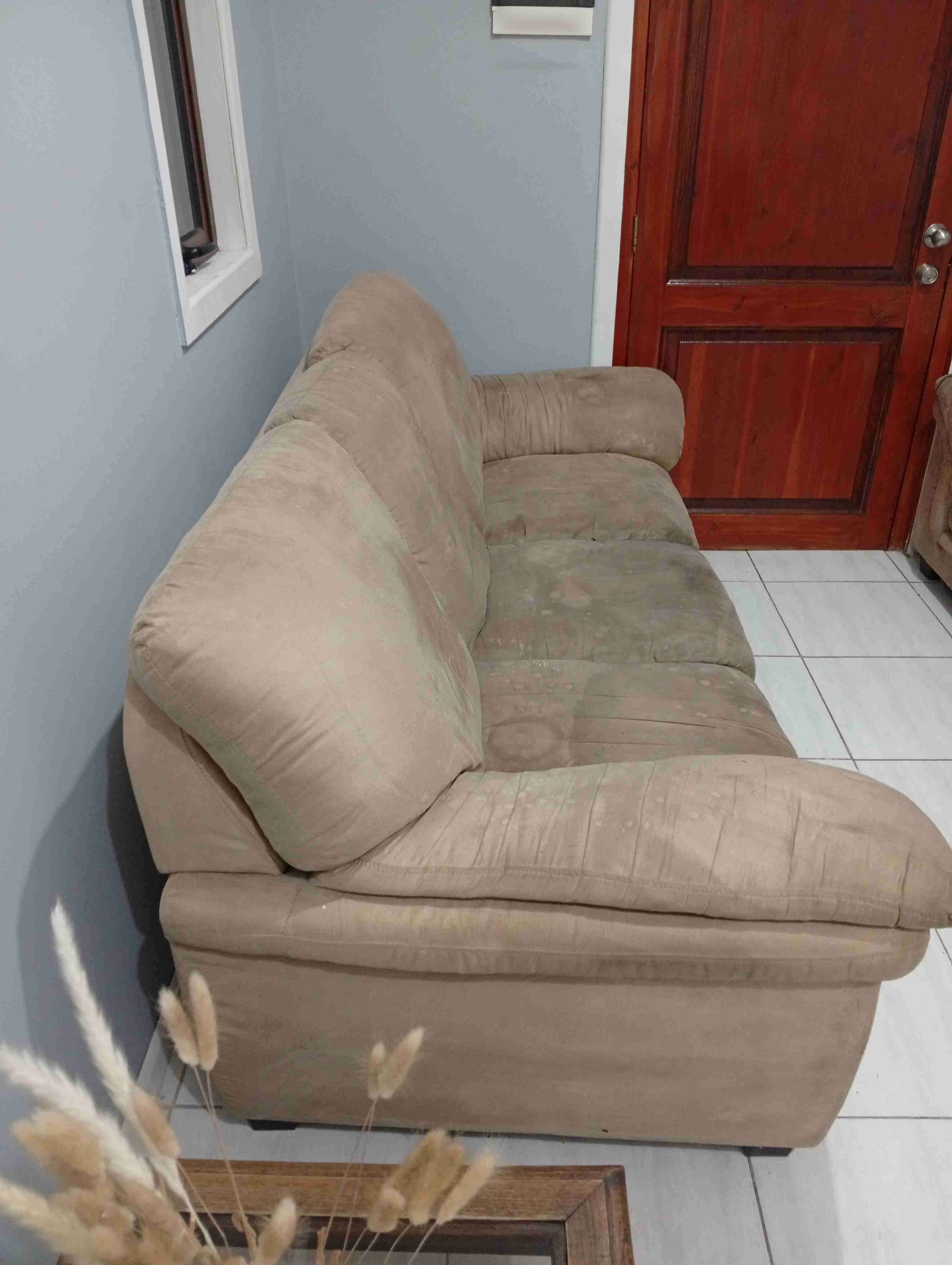 Sofá beige de tres plazas - miniatura 4