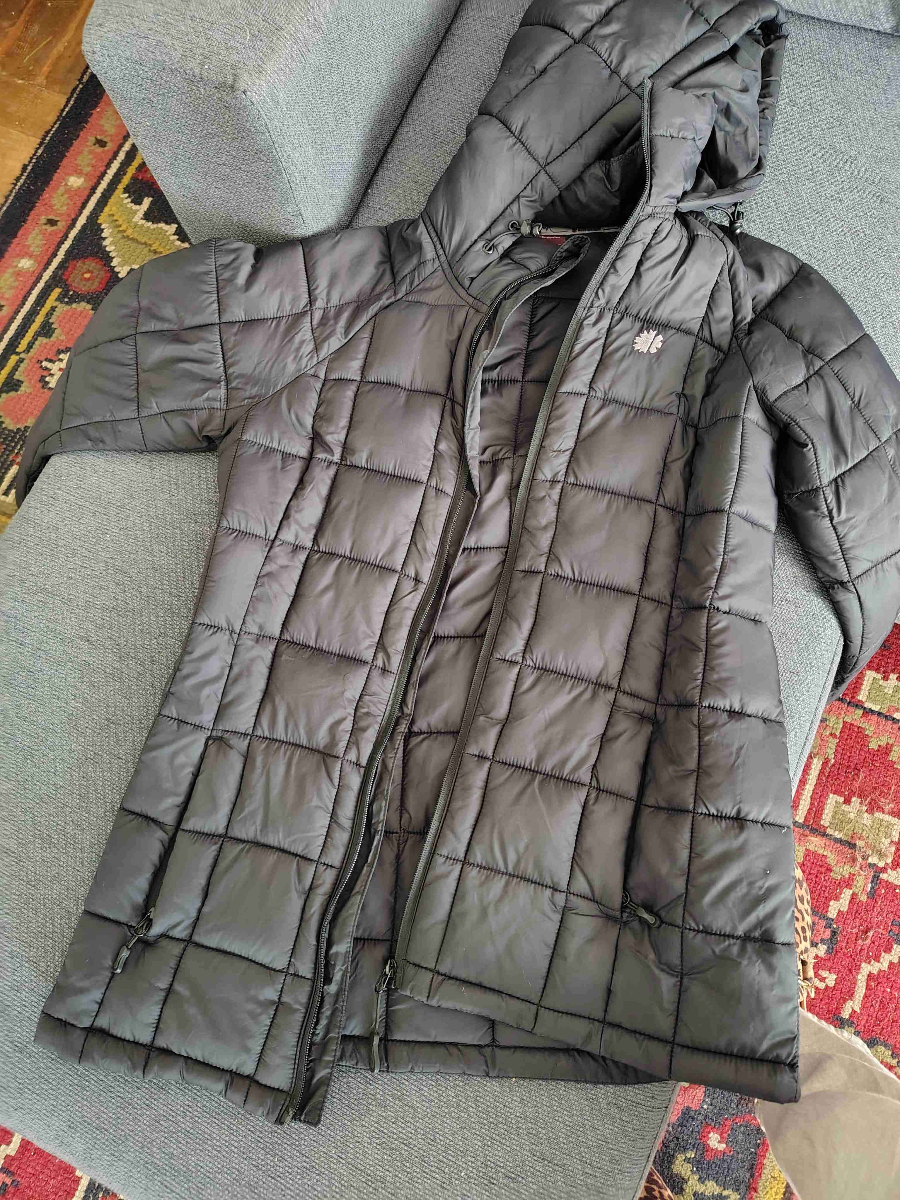 Parka acolchada negra con capucha