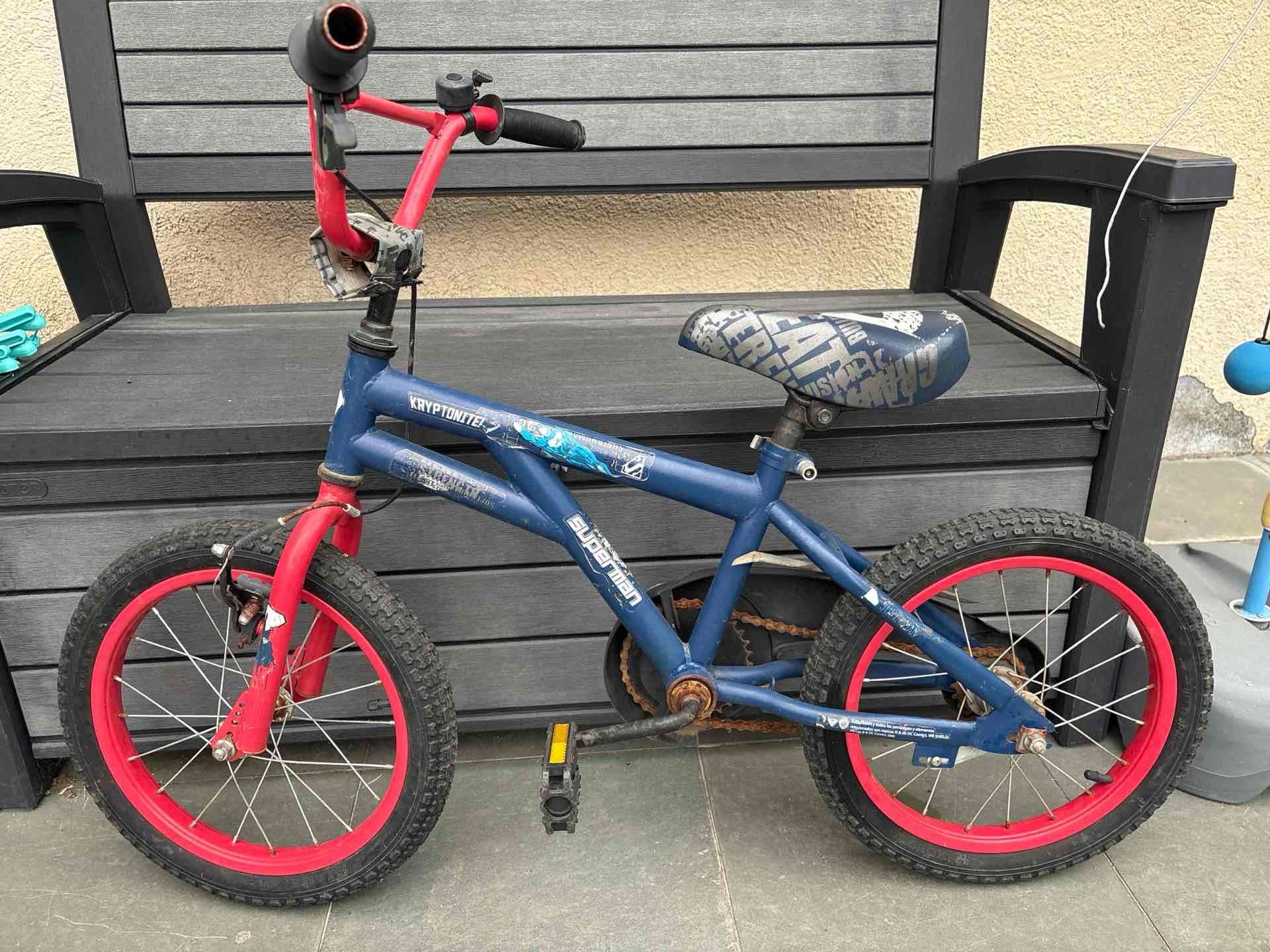 Bicicleta infantil azul y roja Spiderman
