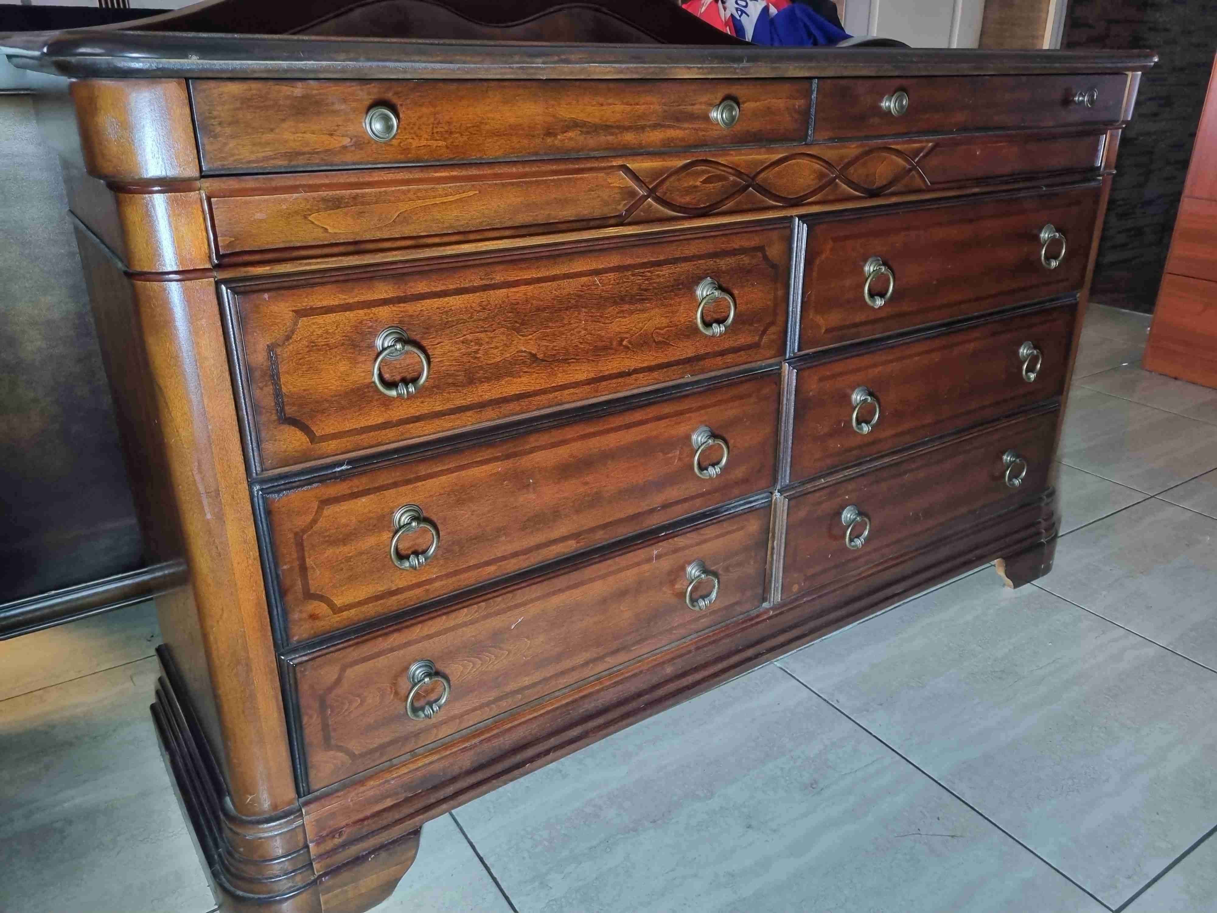 Cómoda de madera con cajones - miniatura 2