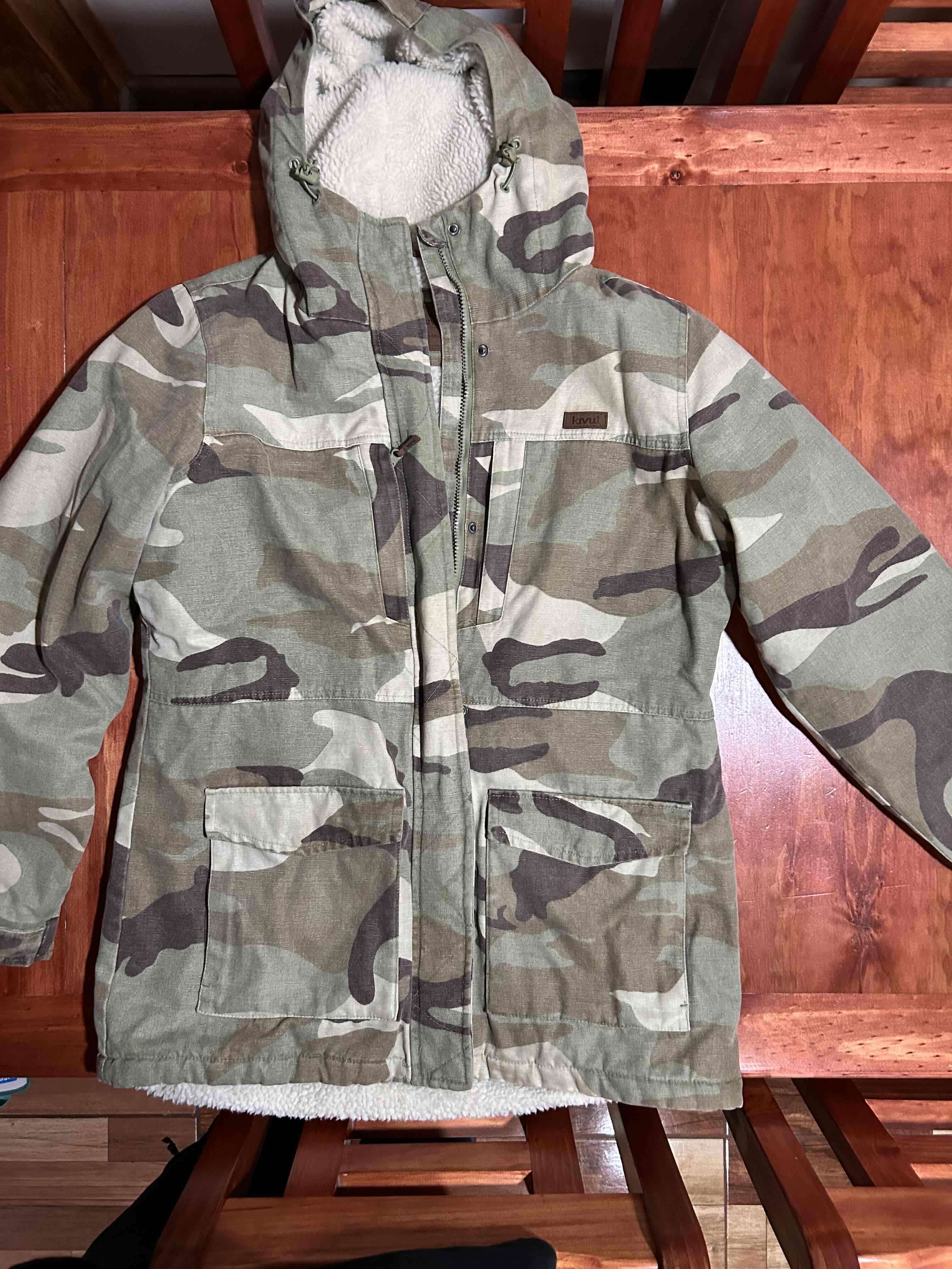 Abrigo camuflado con capucha