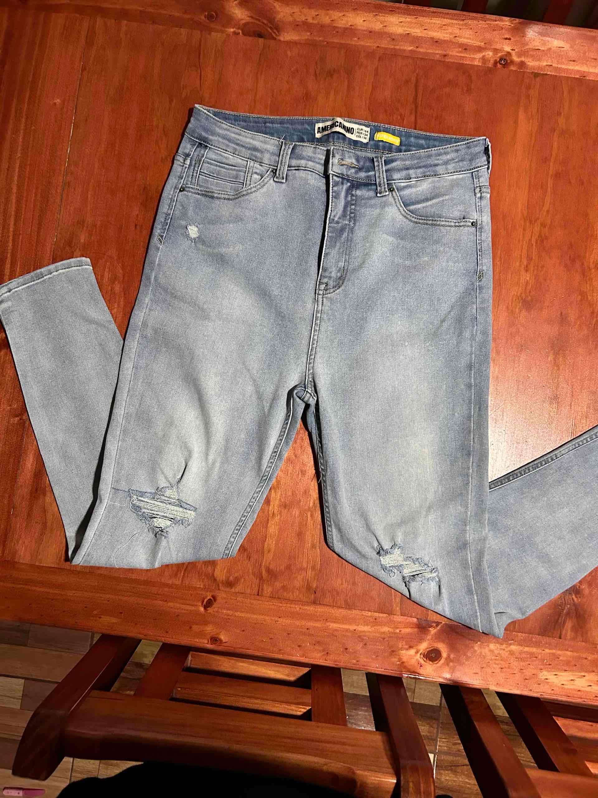 Jeans celestes desgastados Americanino