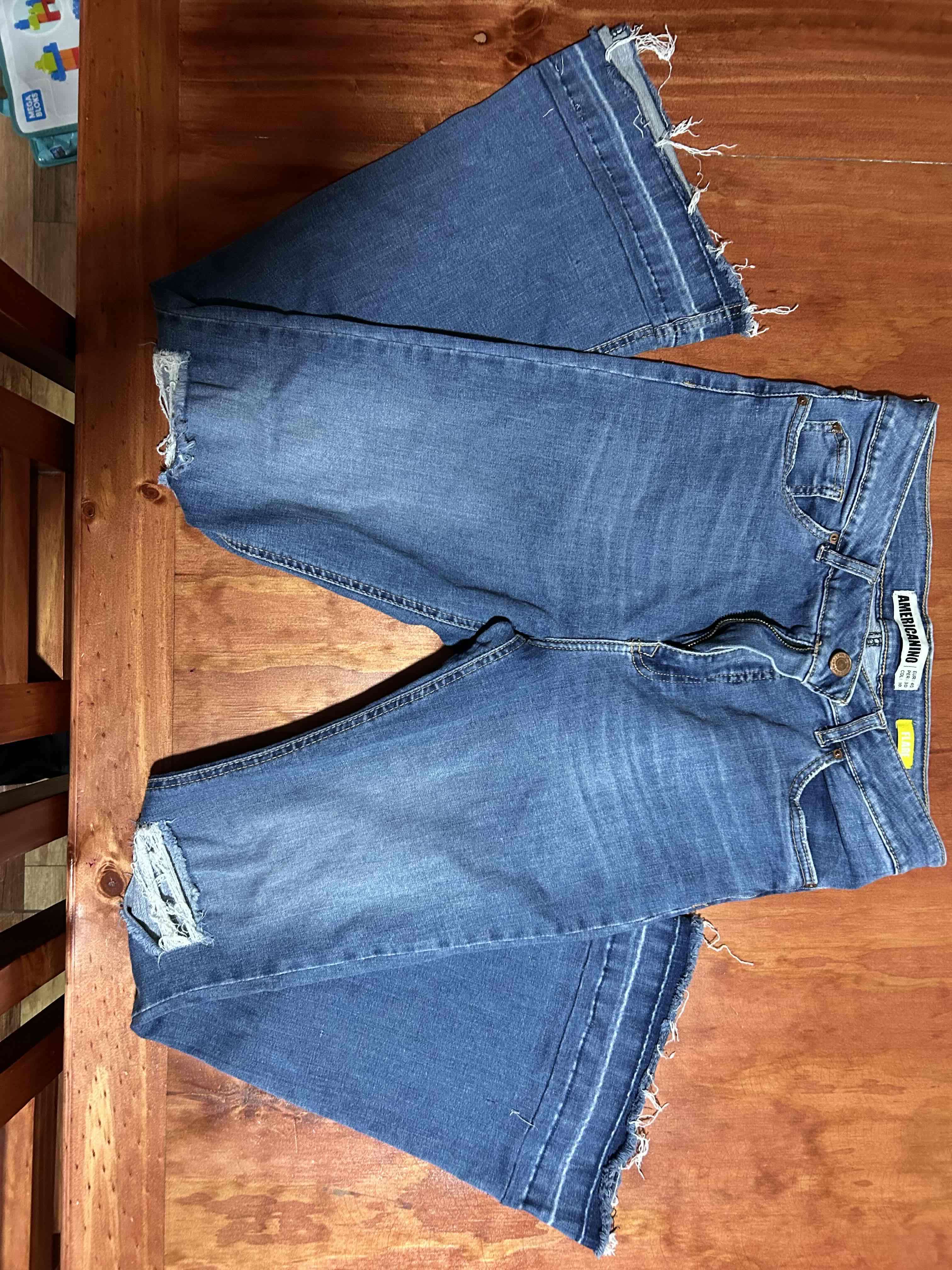 Jeans azules desgastados