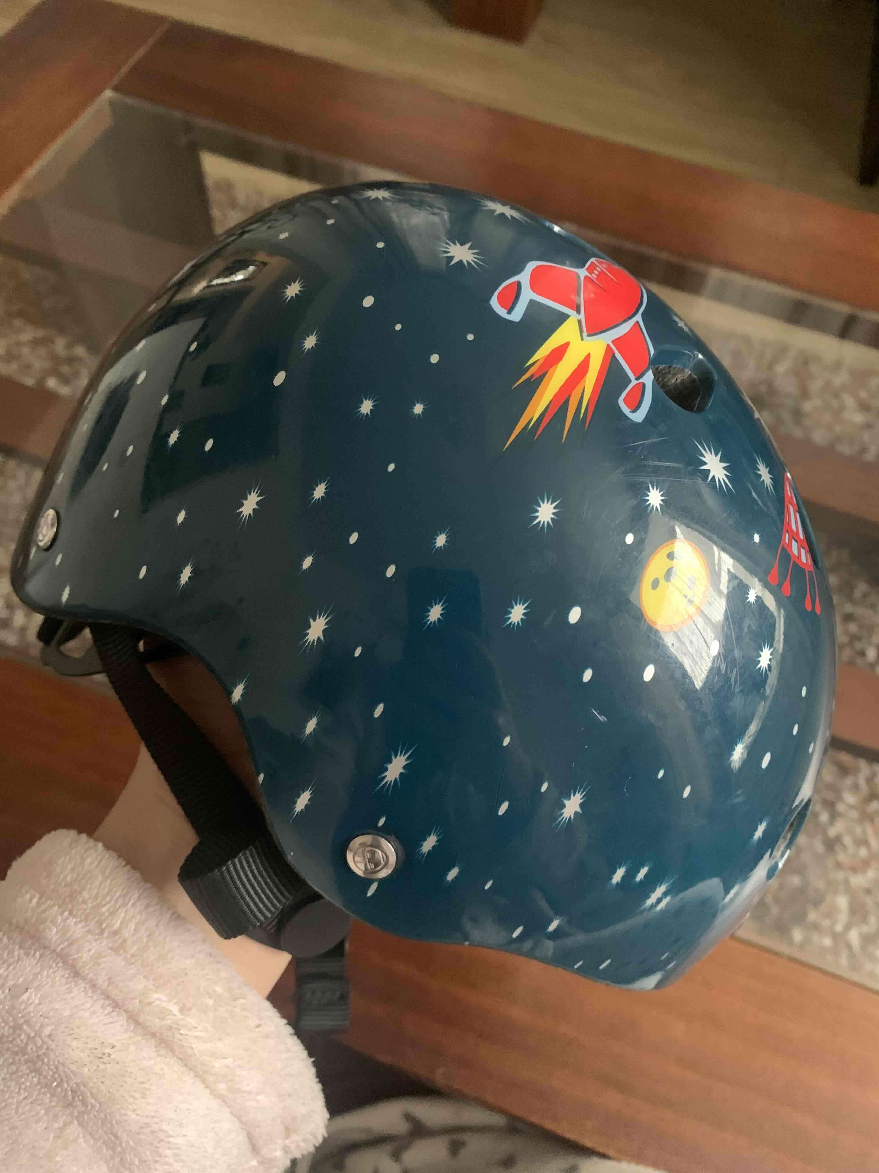 Casco infantil con diseño espacial