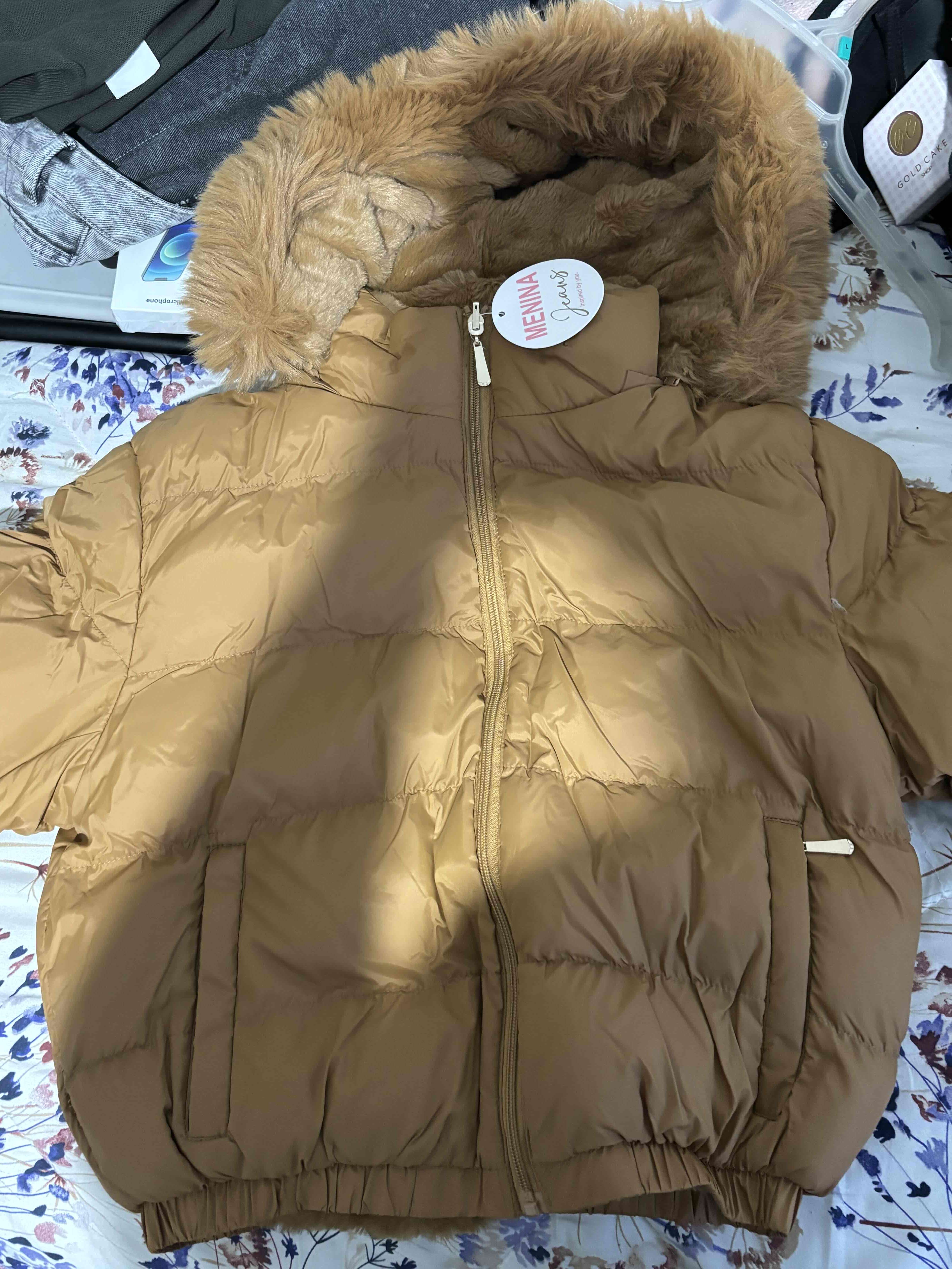 Parka acolchada marrón con capucha