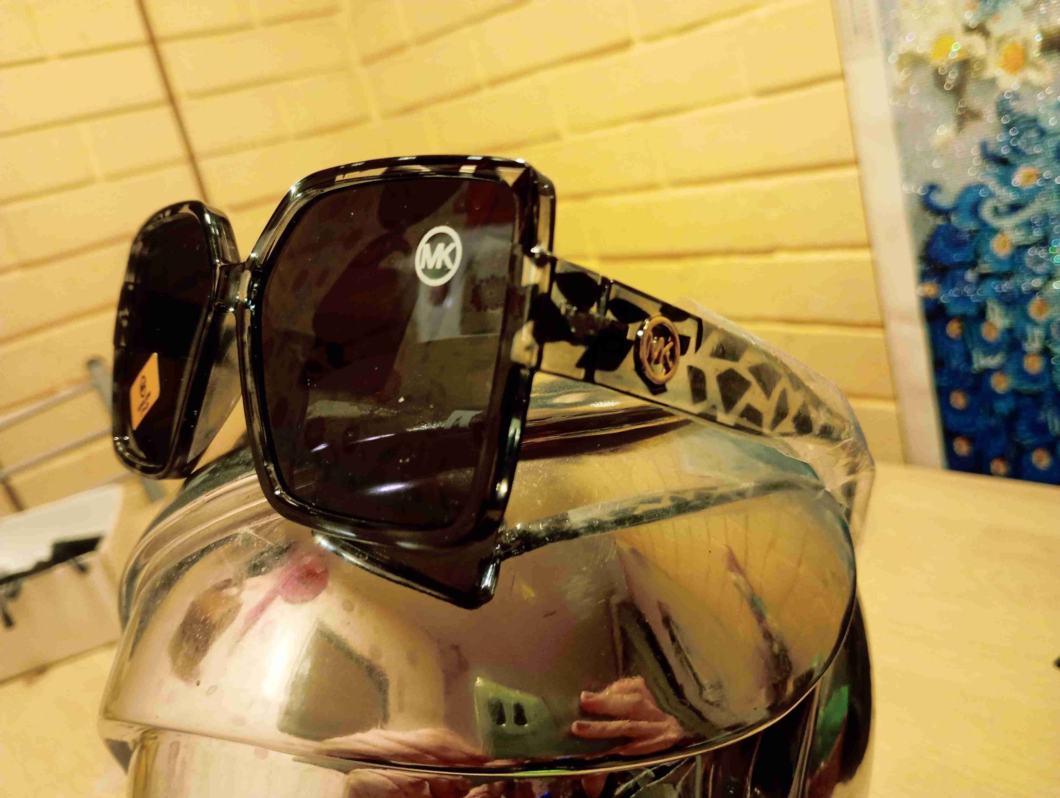 Lentes de sol con marco negro mi