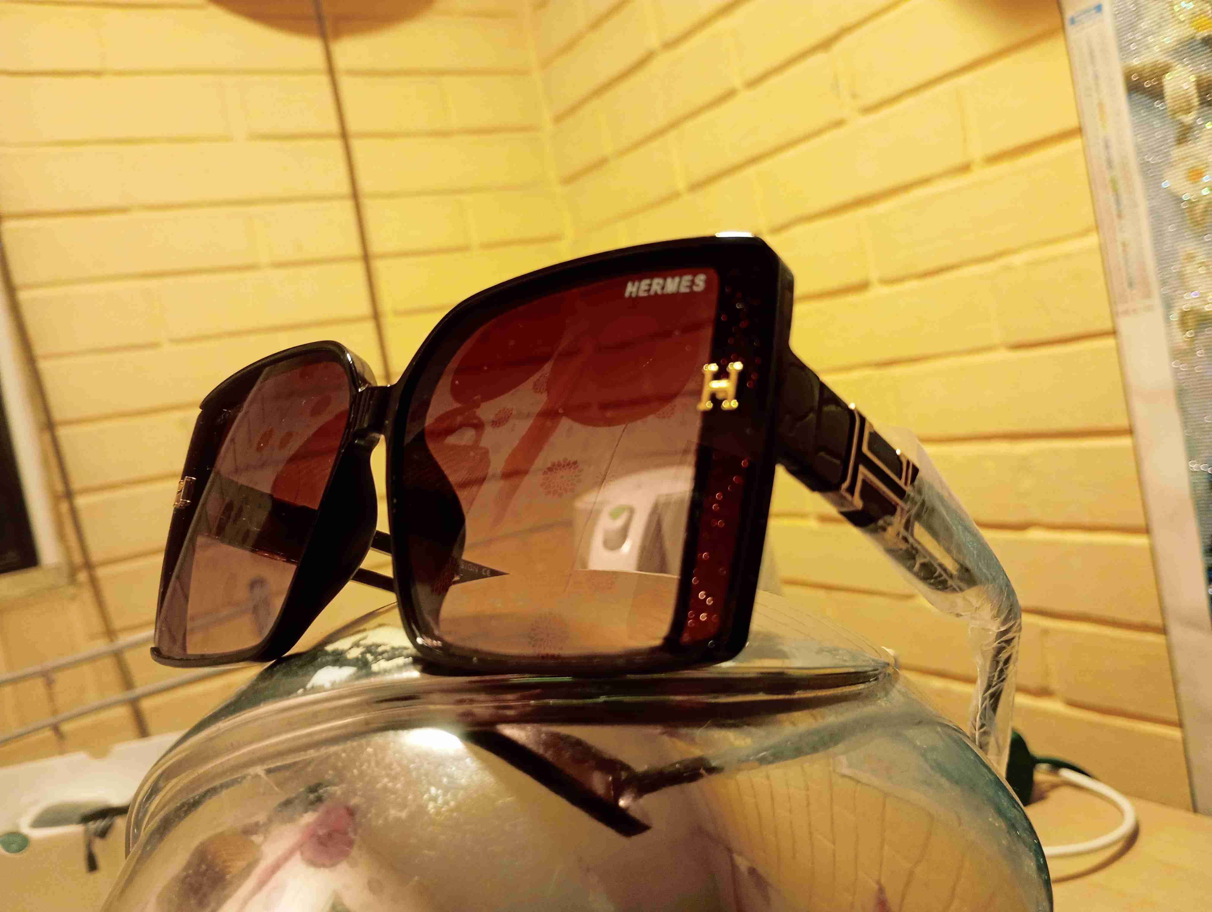 Gafas de sol cuadradas negras Hermes con cristales