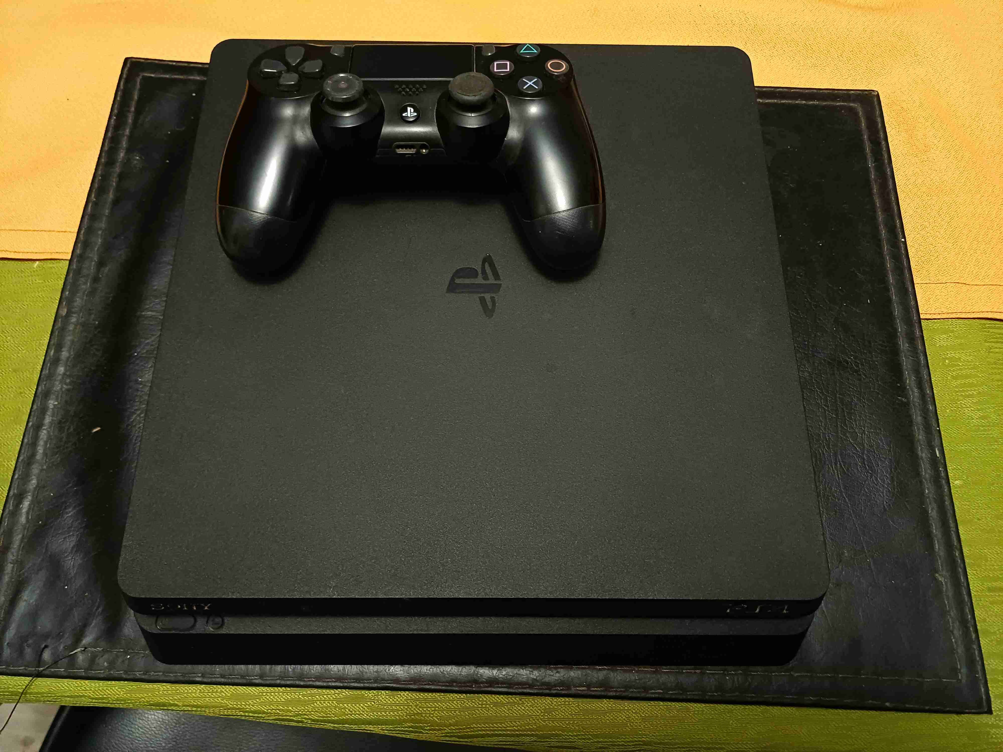 Consola PlayStation 4 con control - miniatura 1