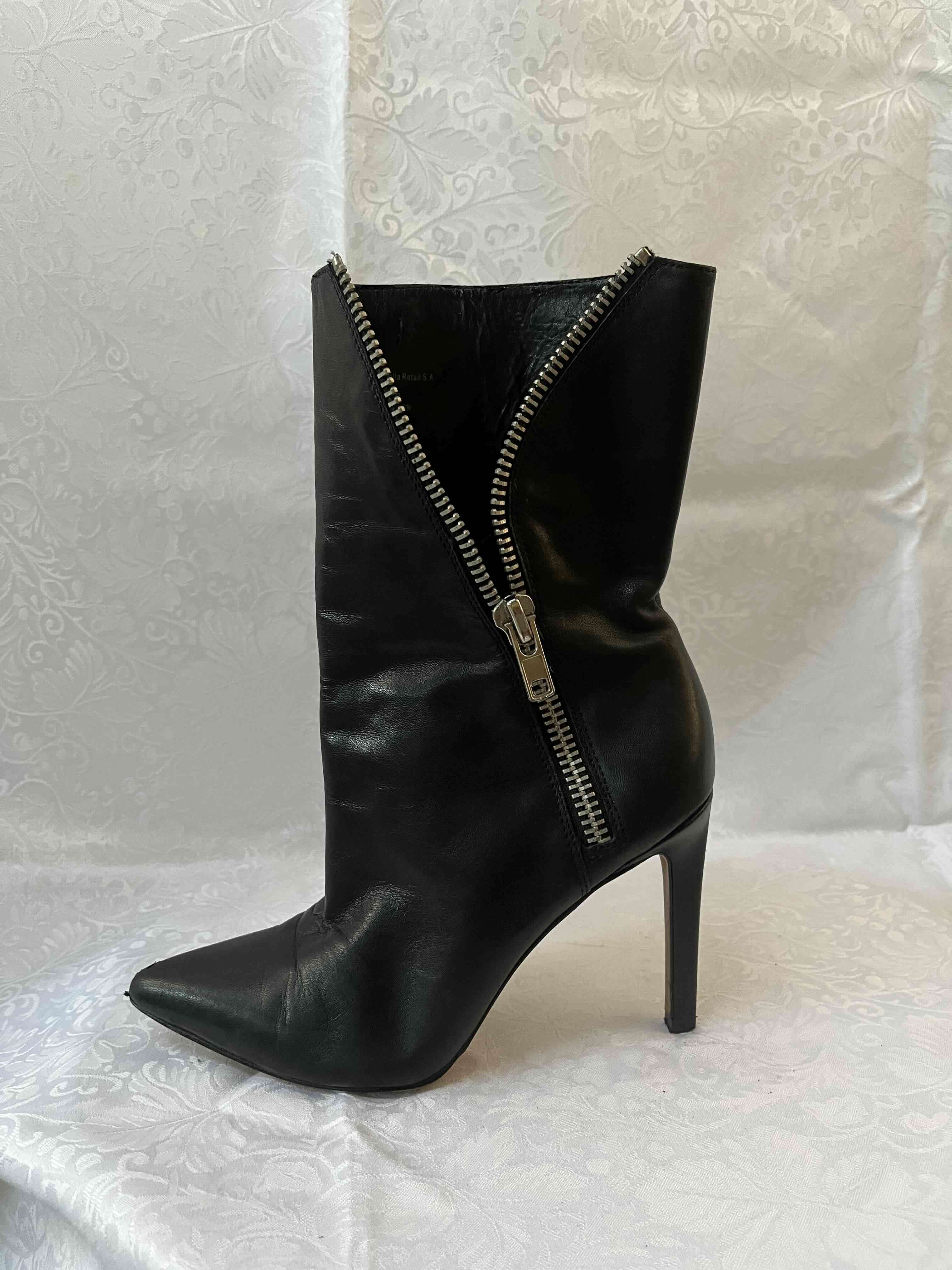 Botas negras con cierre