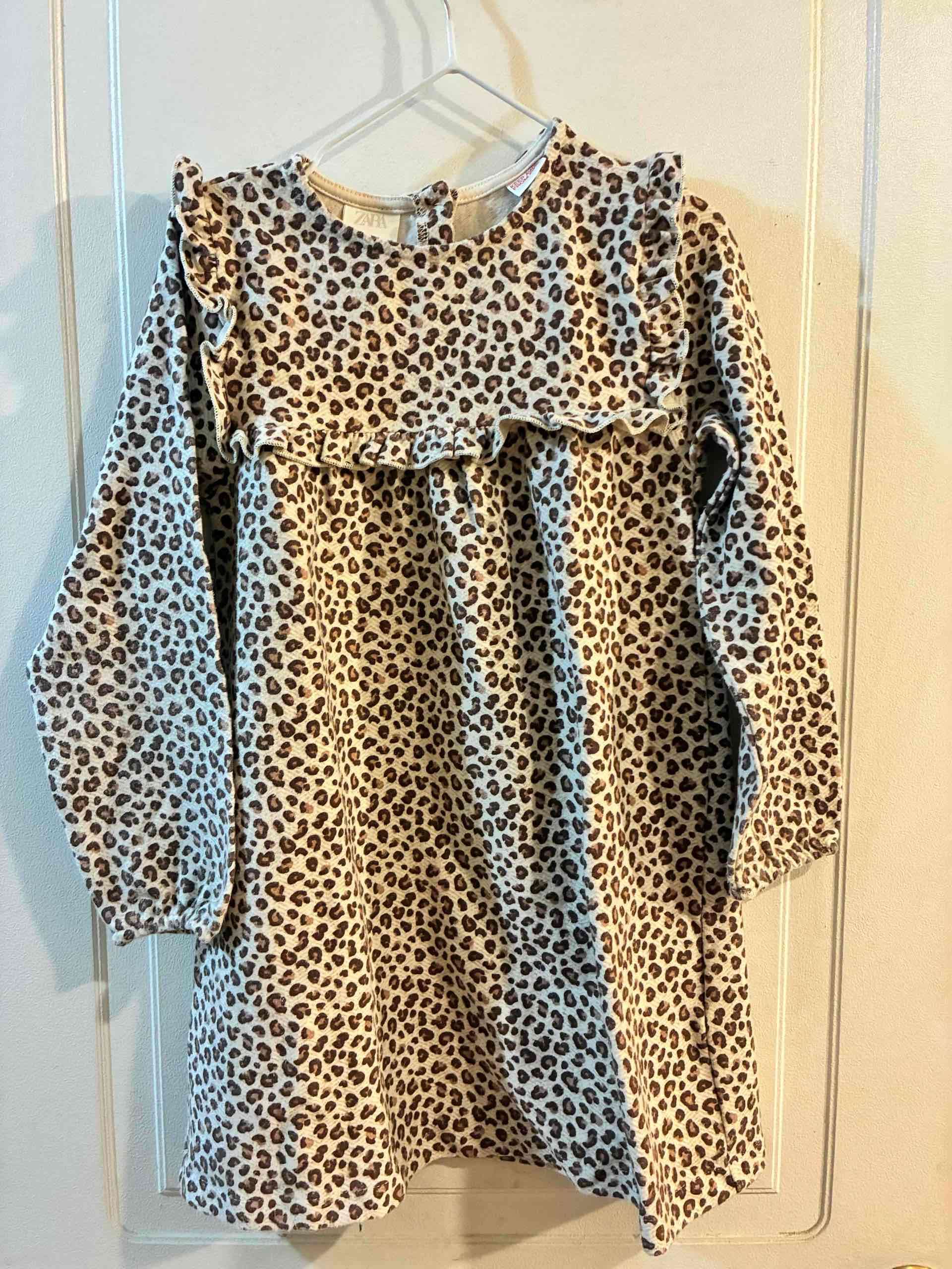 Vestido Zara animal print con volantes talla 6