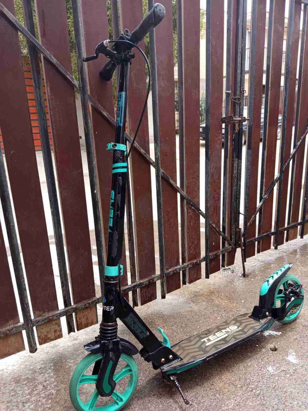 Scooter plegable negro y verde