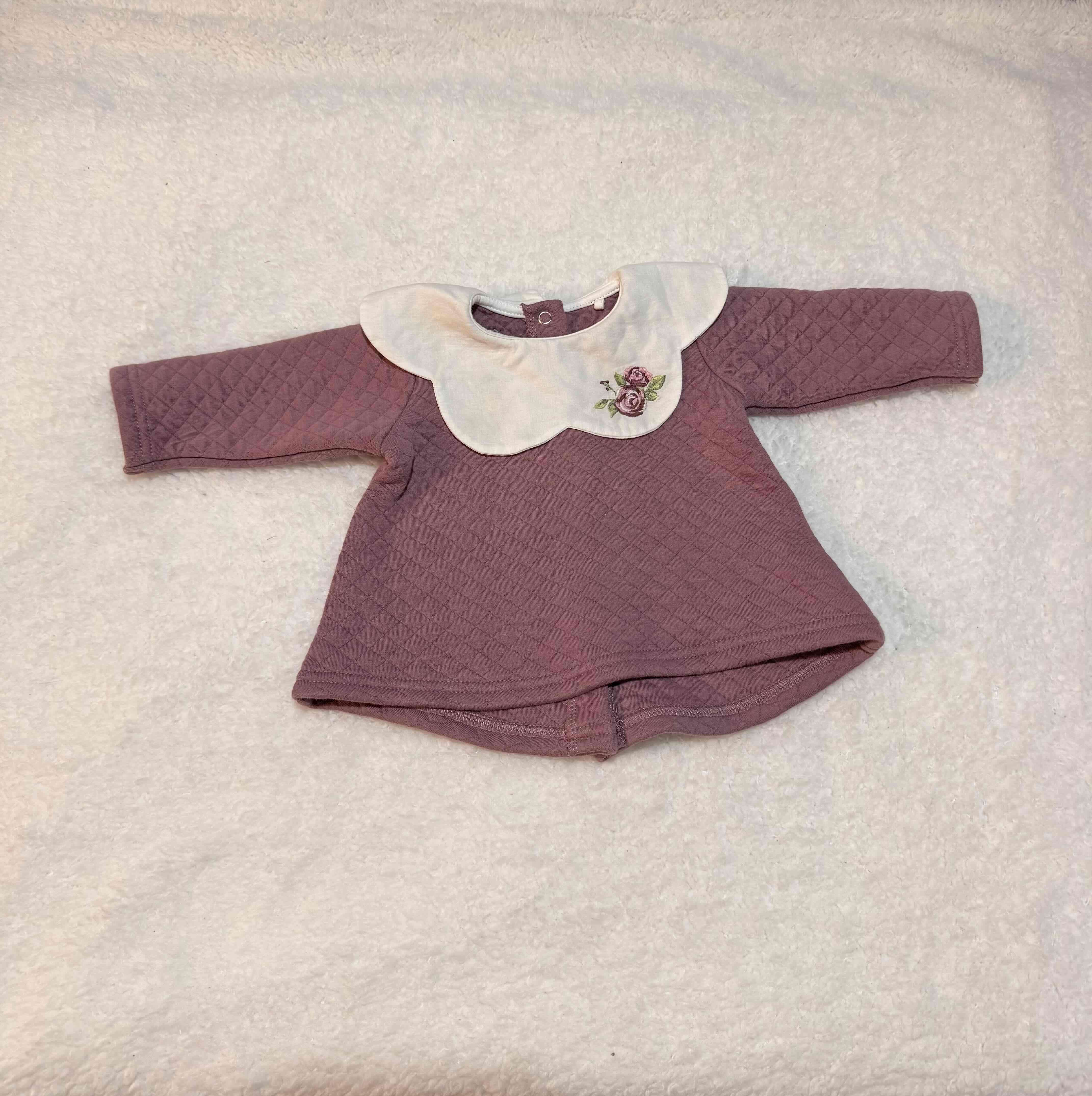 Vestido de bebé lila con bordado