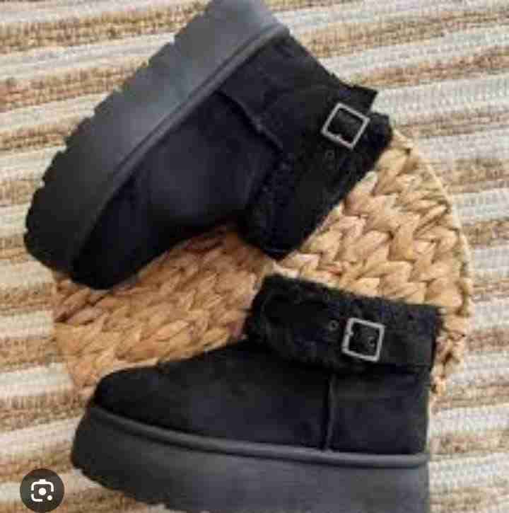 Botines negros con hebilla