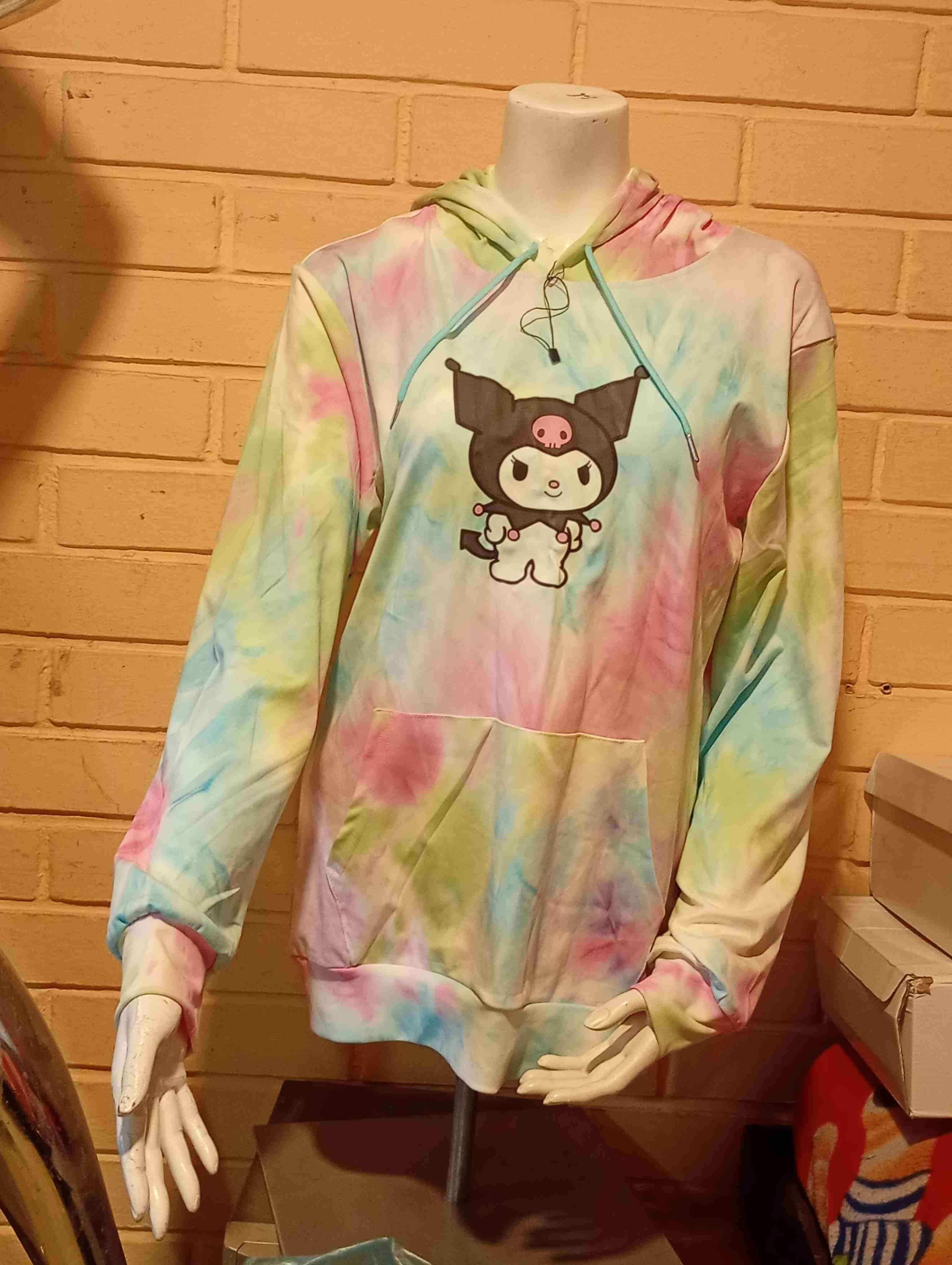 Polerón kuromi tie-dye con capucha