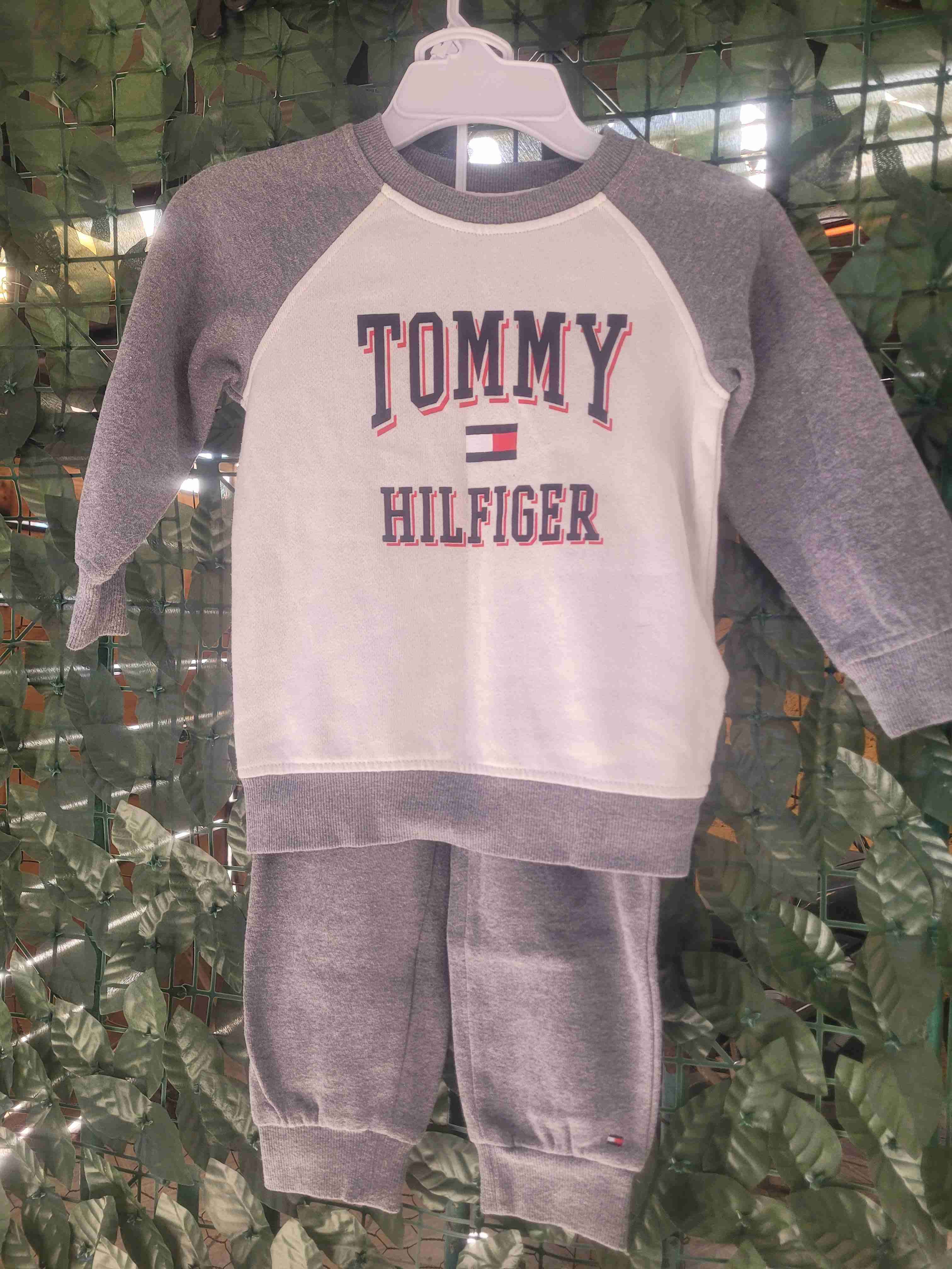 Conjunto Tommy Hilfiger niño gris