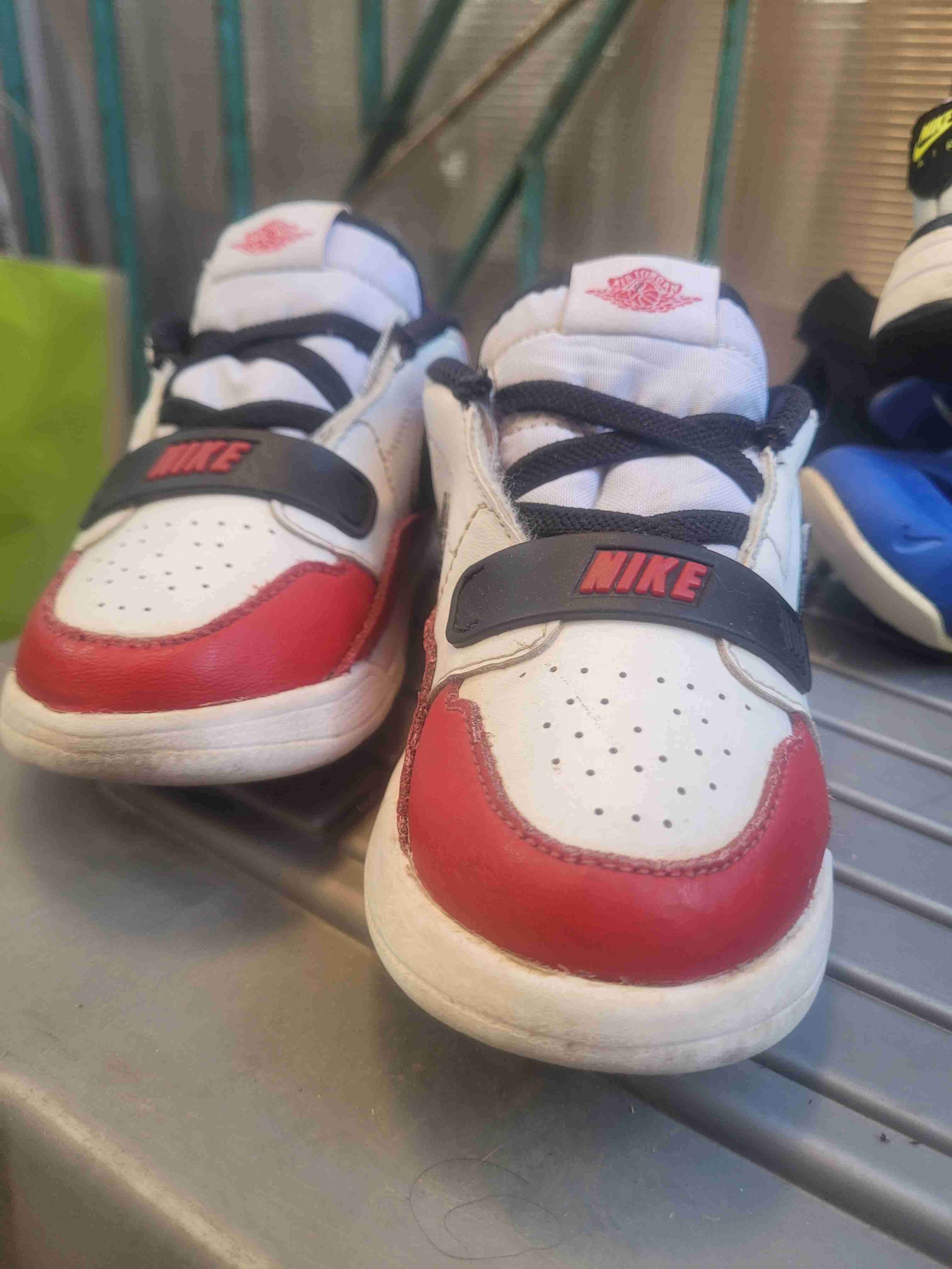 Zapatillas deportivas blancas y rojas