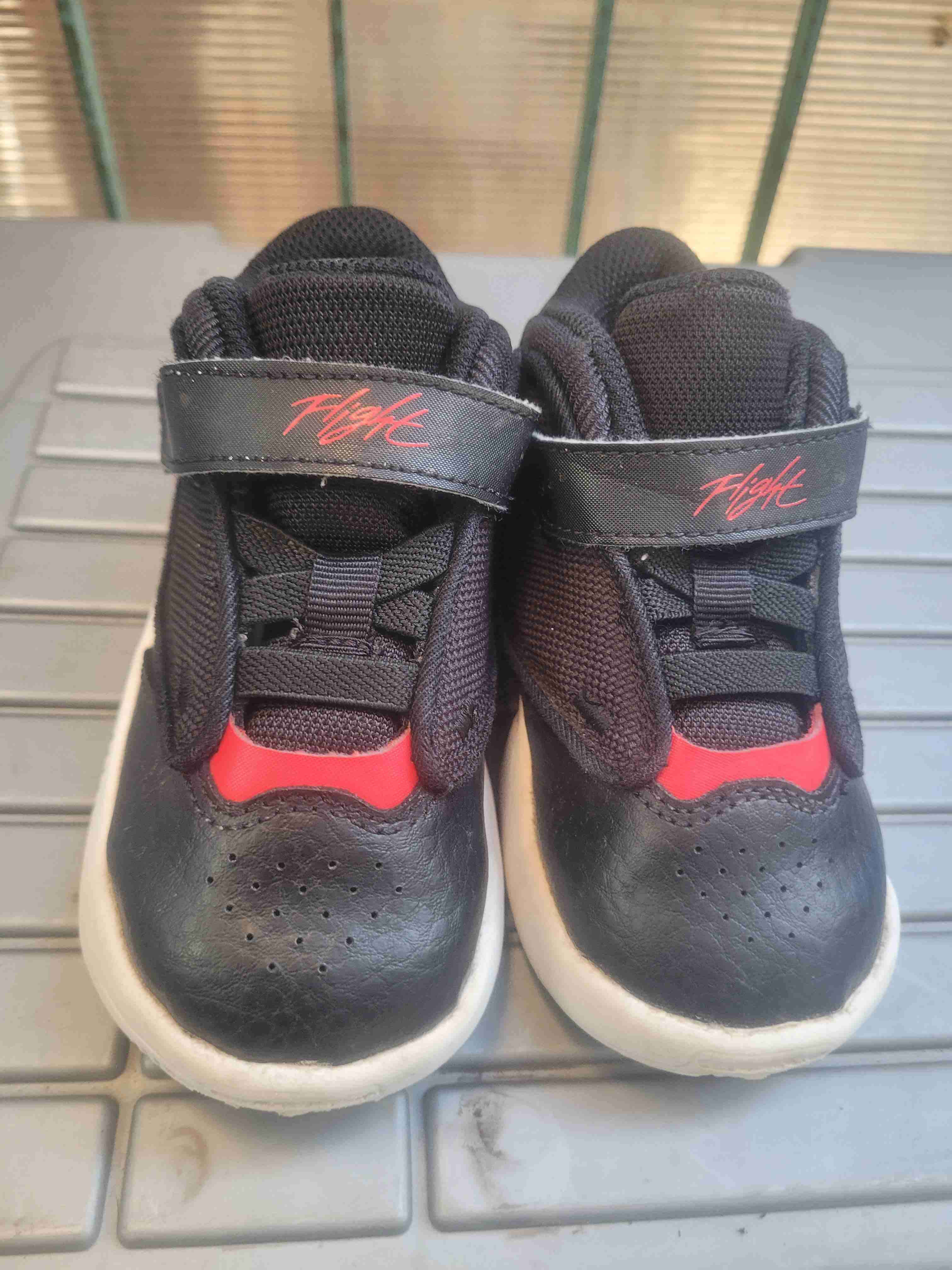 Zapatillas negras con detalles rojos