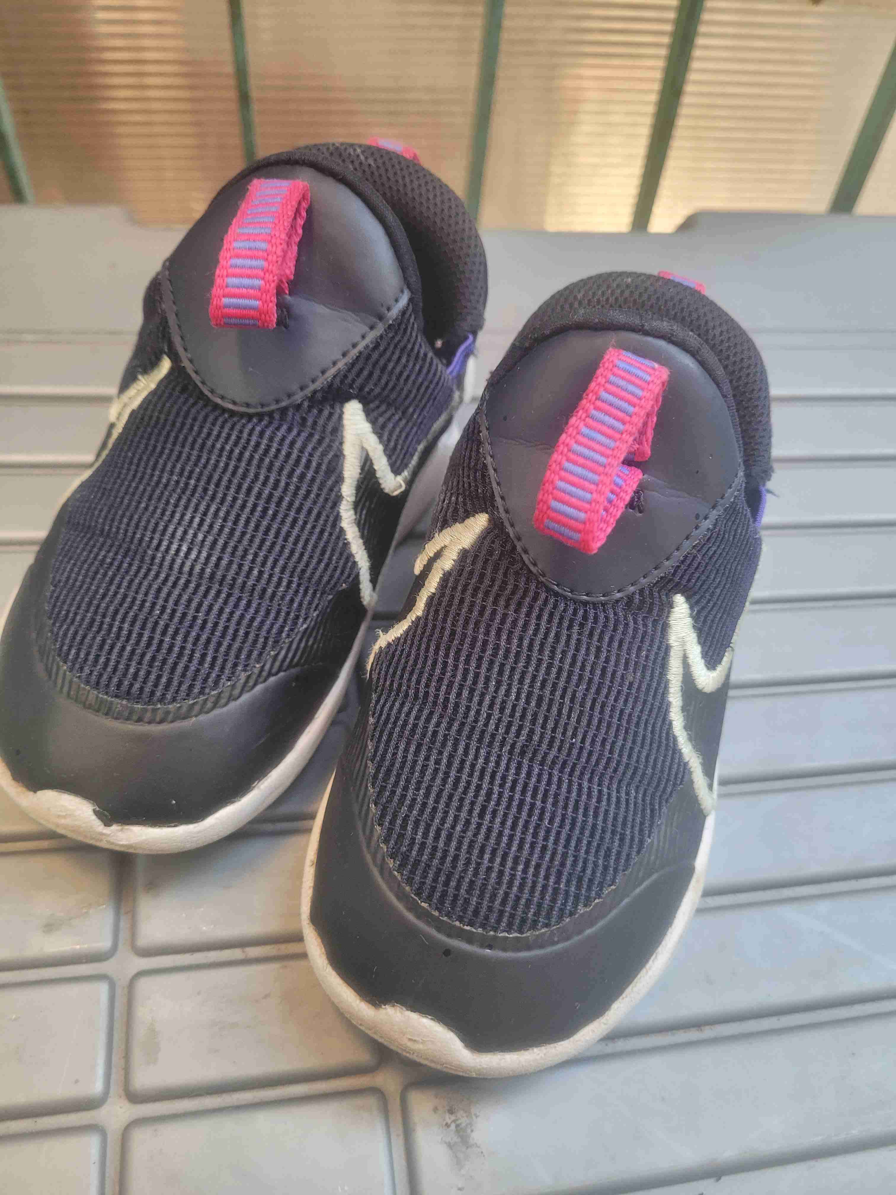 Zapatillas negras con detalles rosados