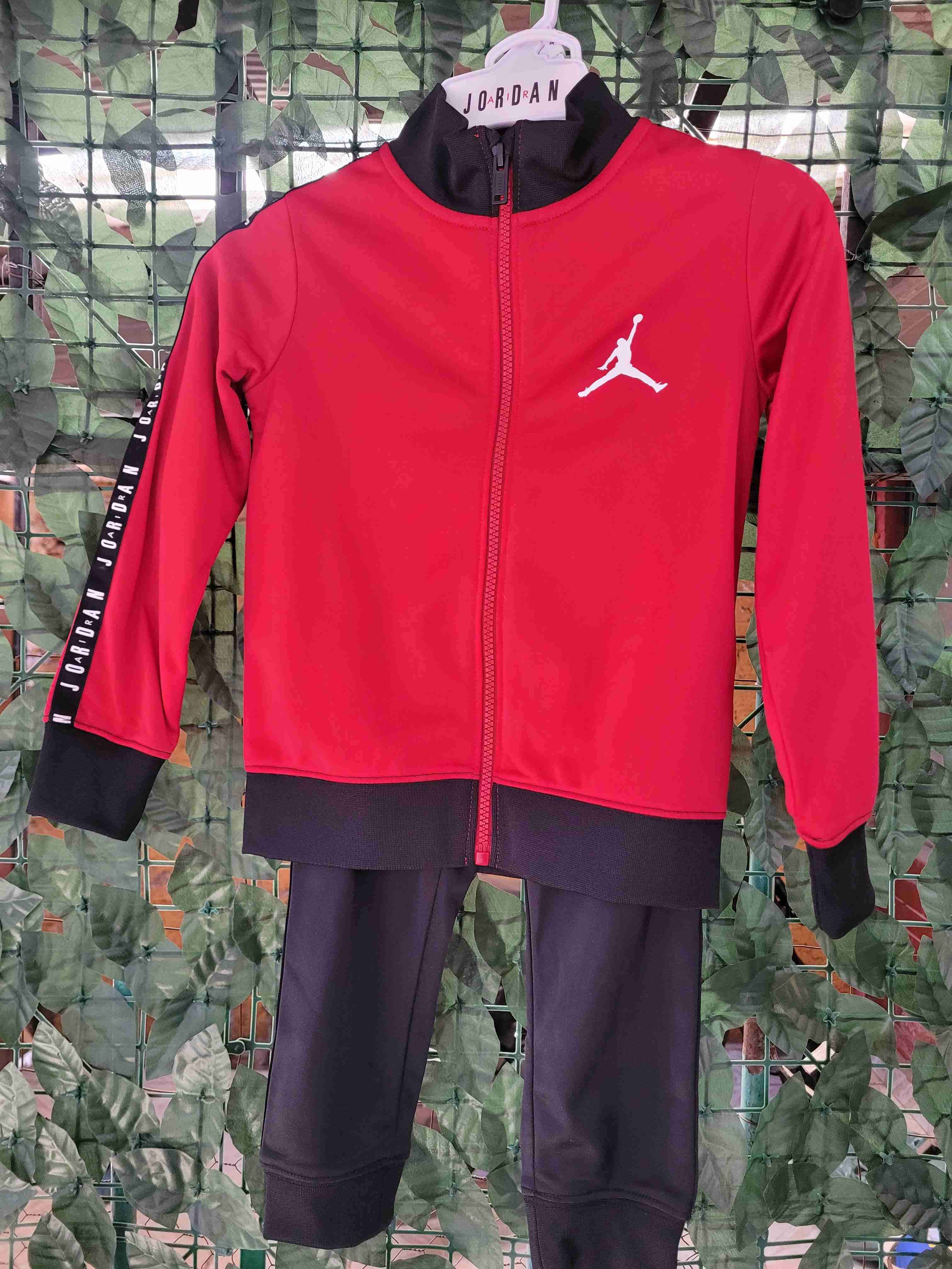 Conjunto deportivo niño rojo y negro