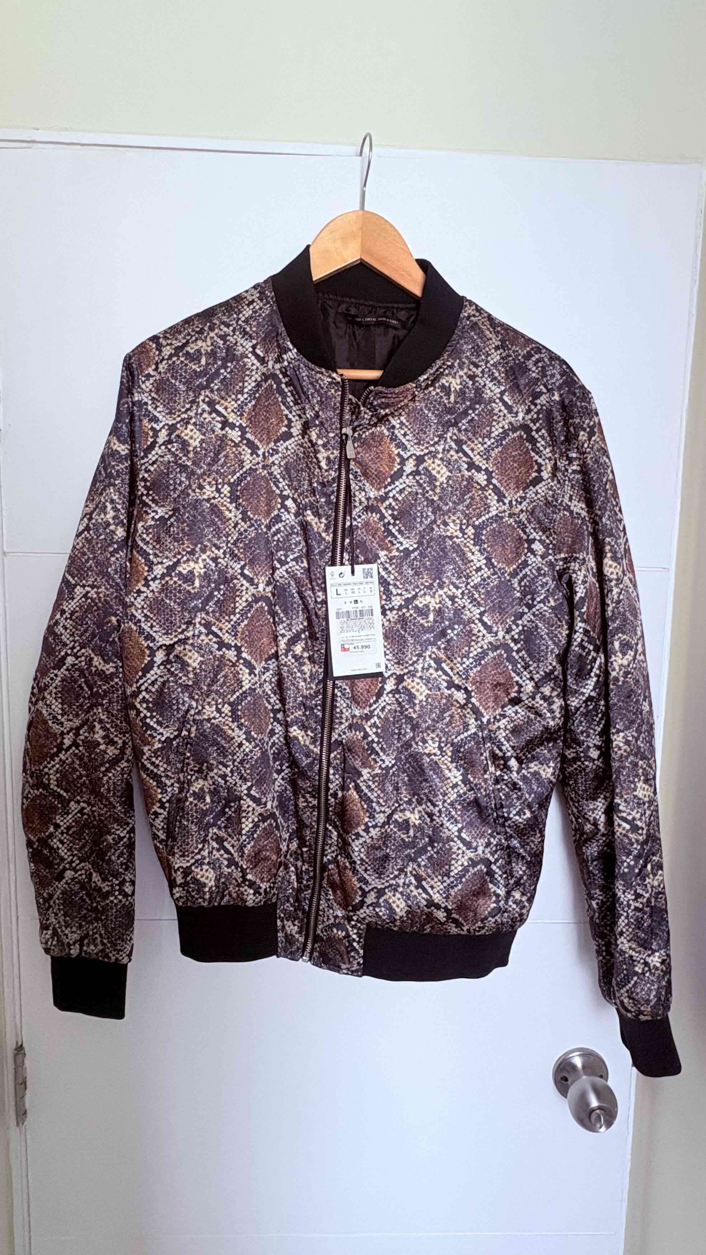 Chaqueta Zara estampado serpiente