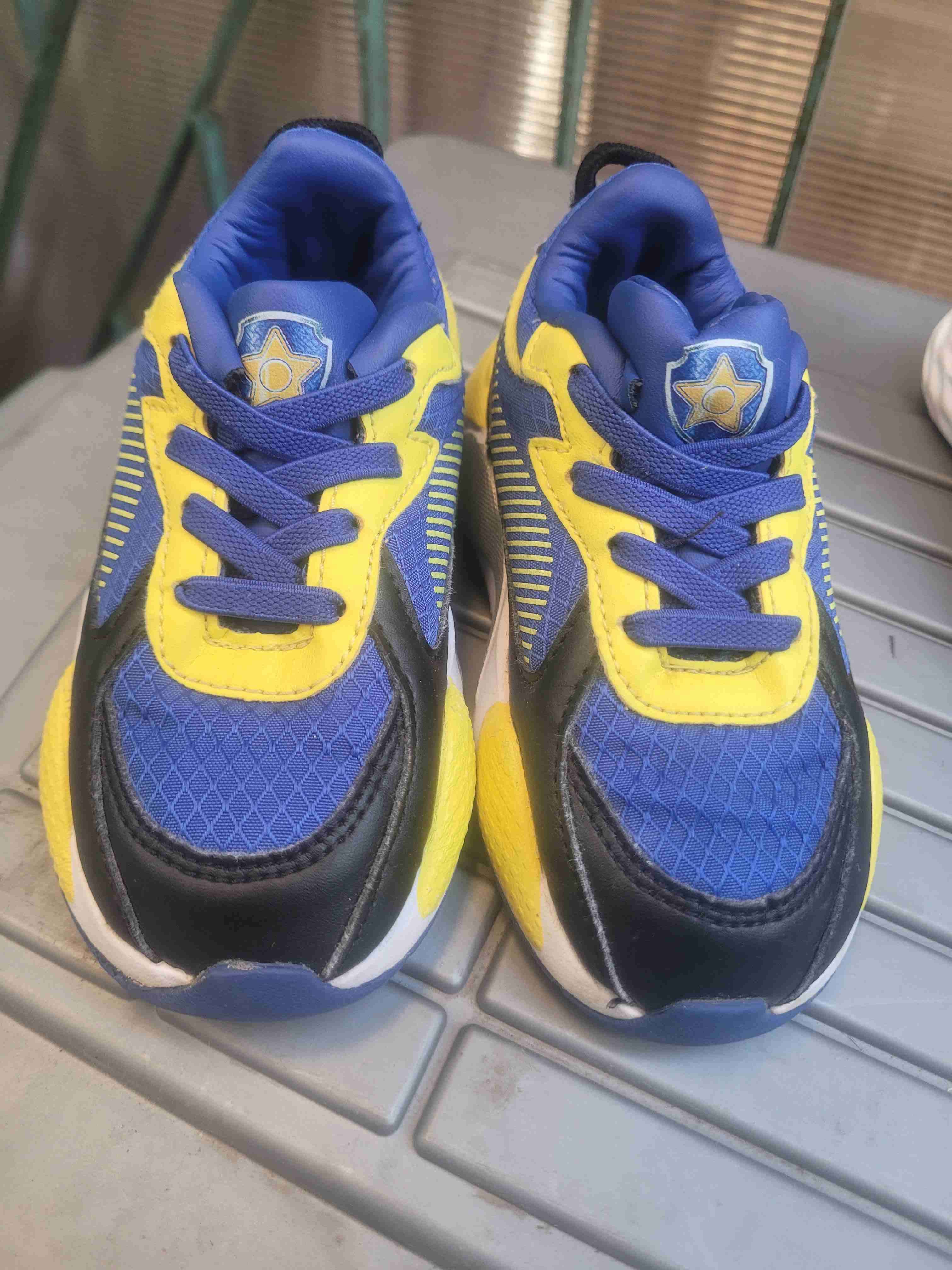 Zapatillas azules y amarillas deportivas