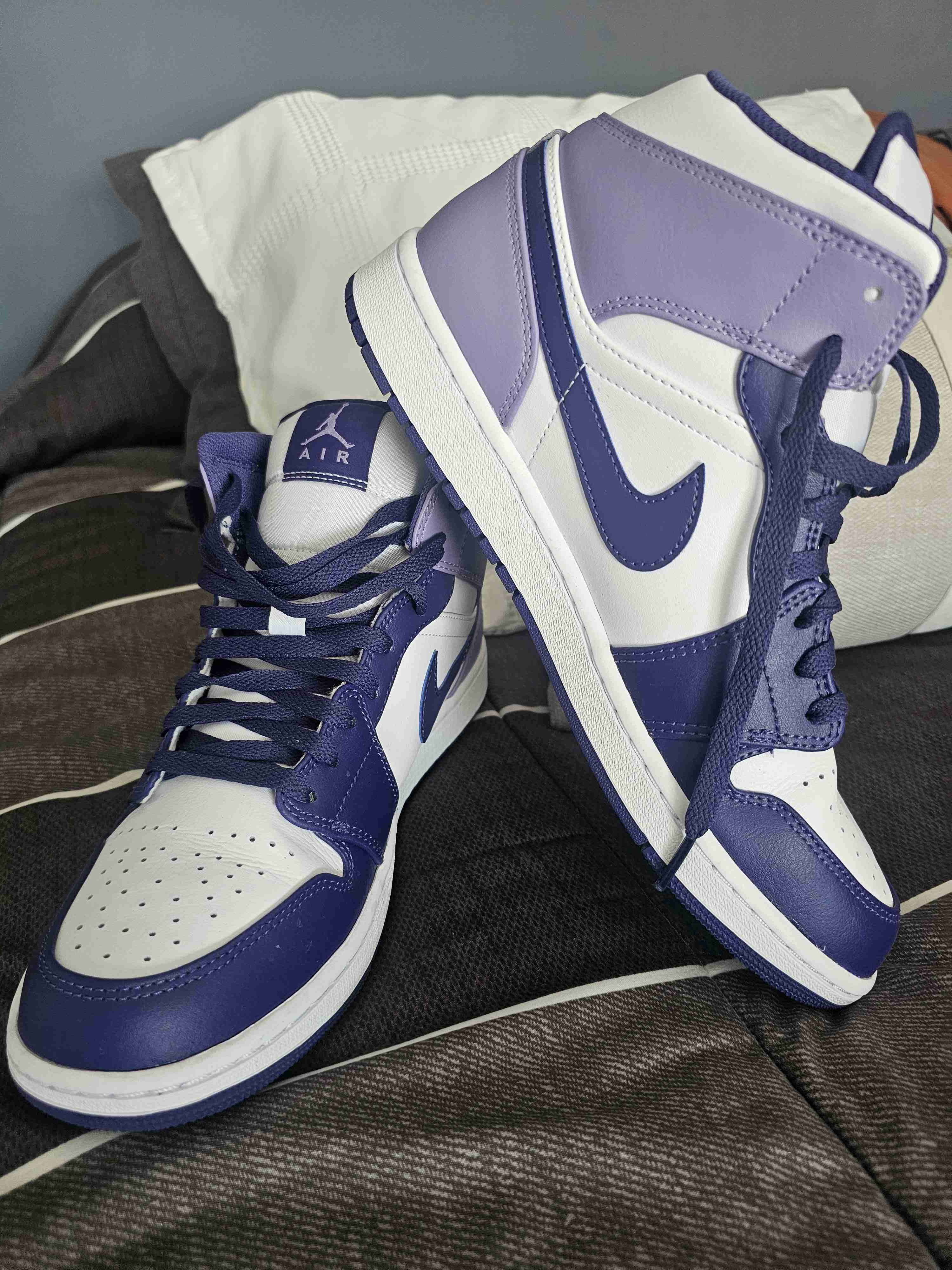 Zapatillas deportivas blancas y moradas