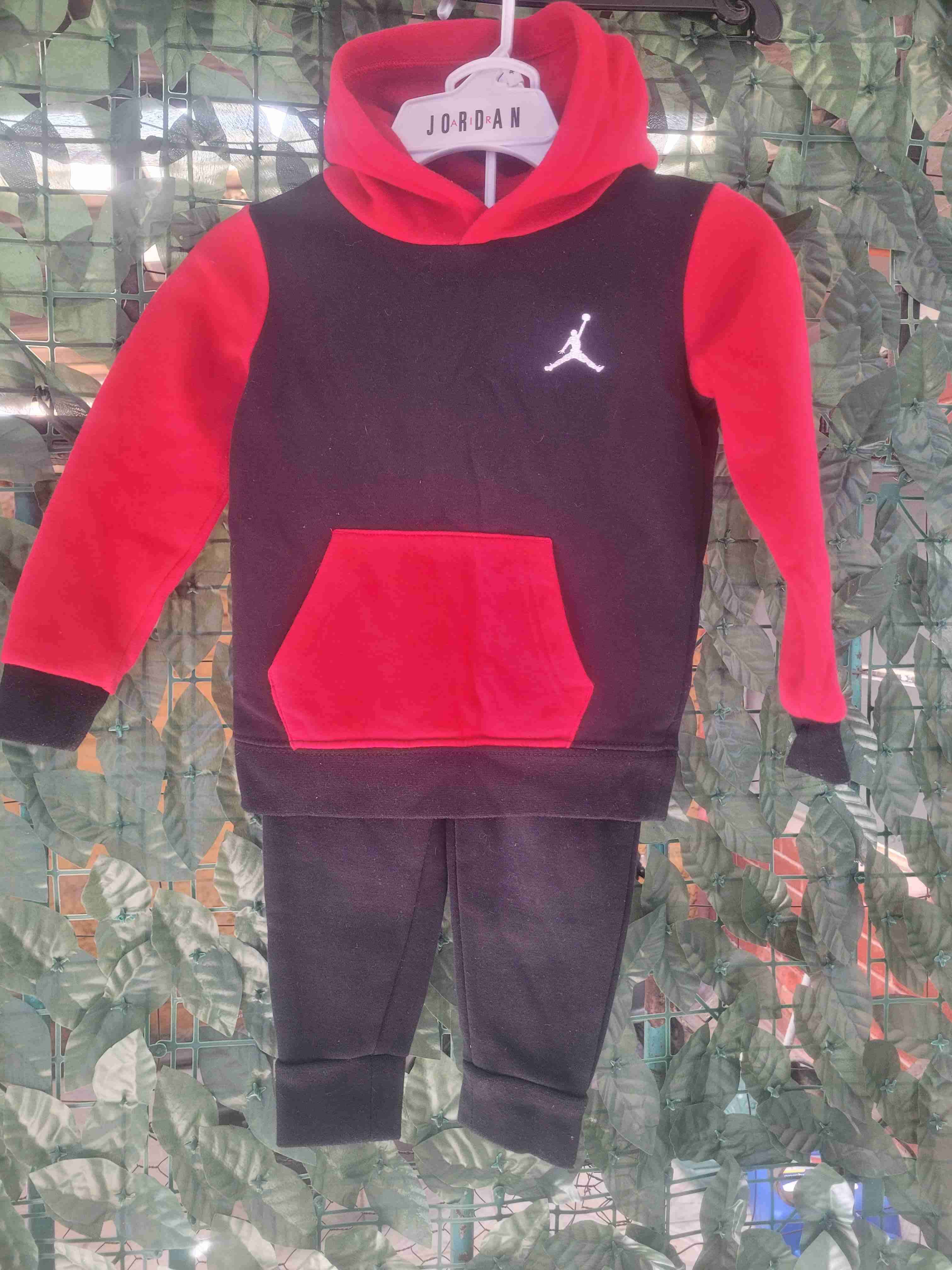 Conjunto de niño Jordan rojo y negro