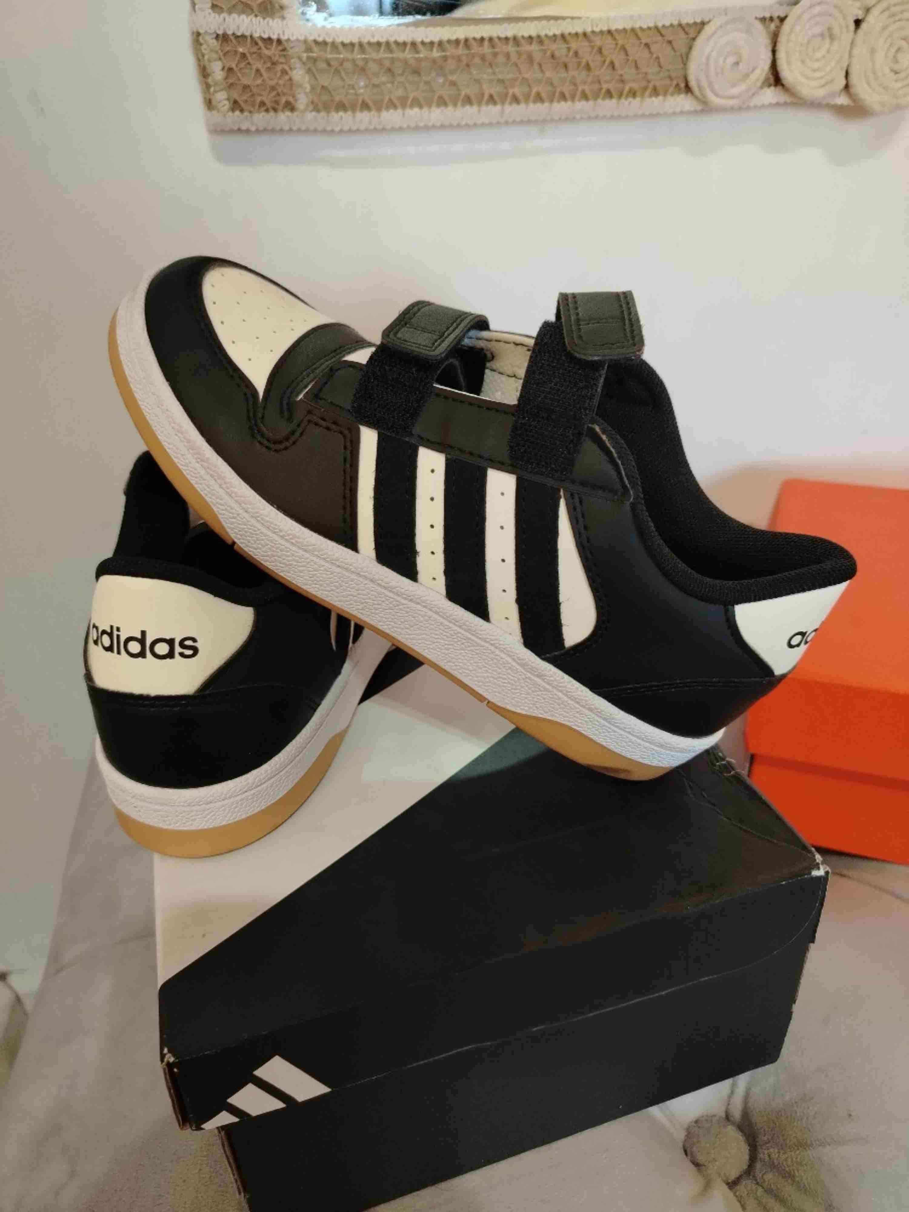 Zapatillas deportivas negras y blancas - miniatura 2