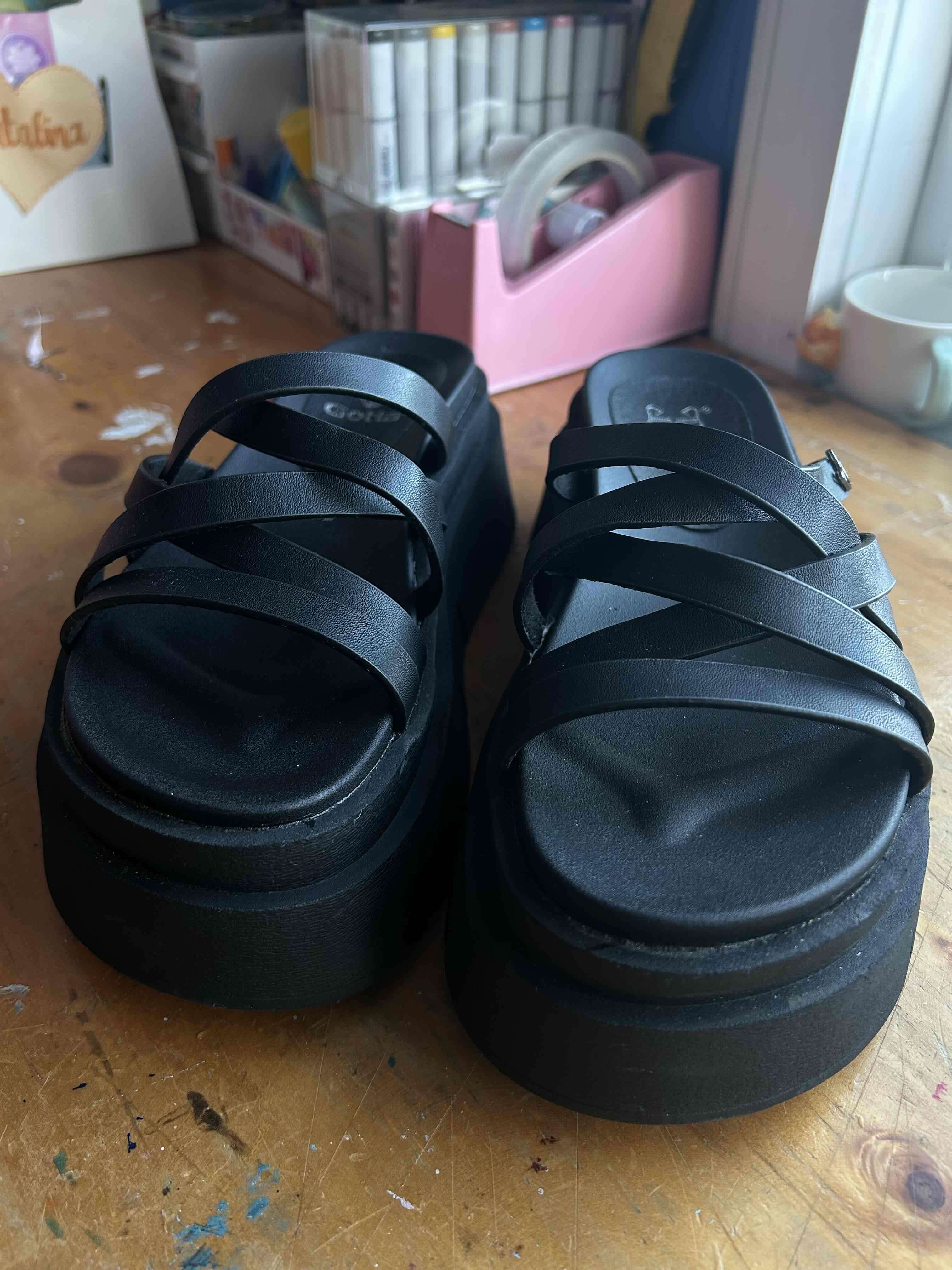 Sandalias negras con plataforma marca Gotta. - miniatura 2