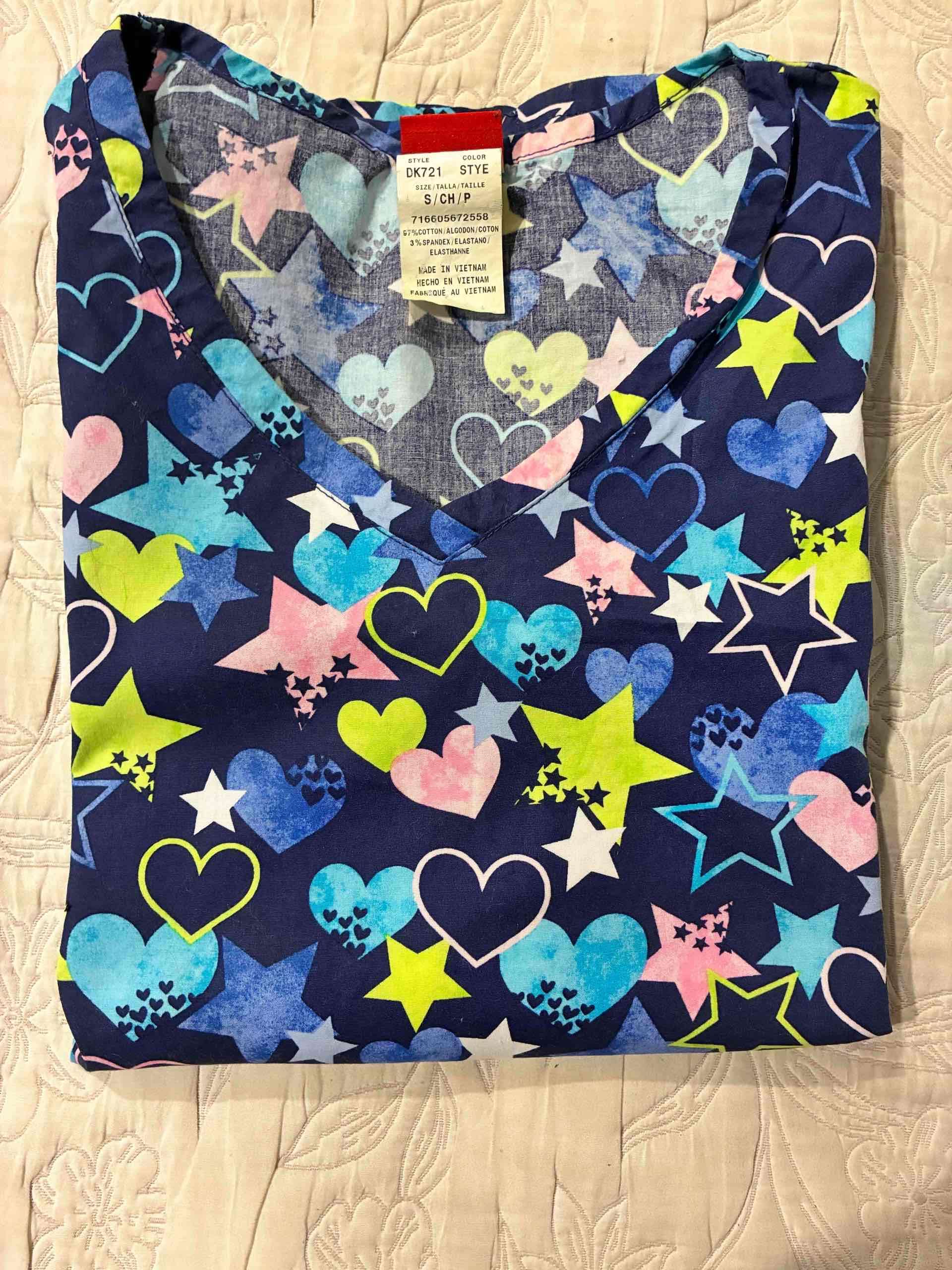 Scrub azul marino estampada corazones y estrellas - miniatura 2
