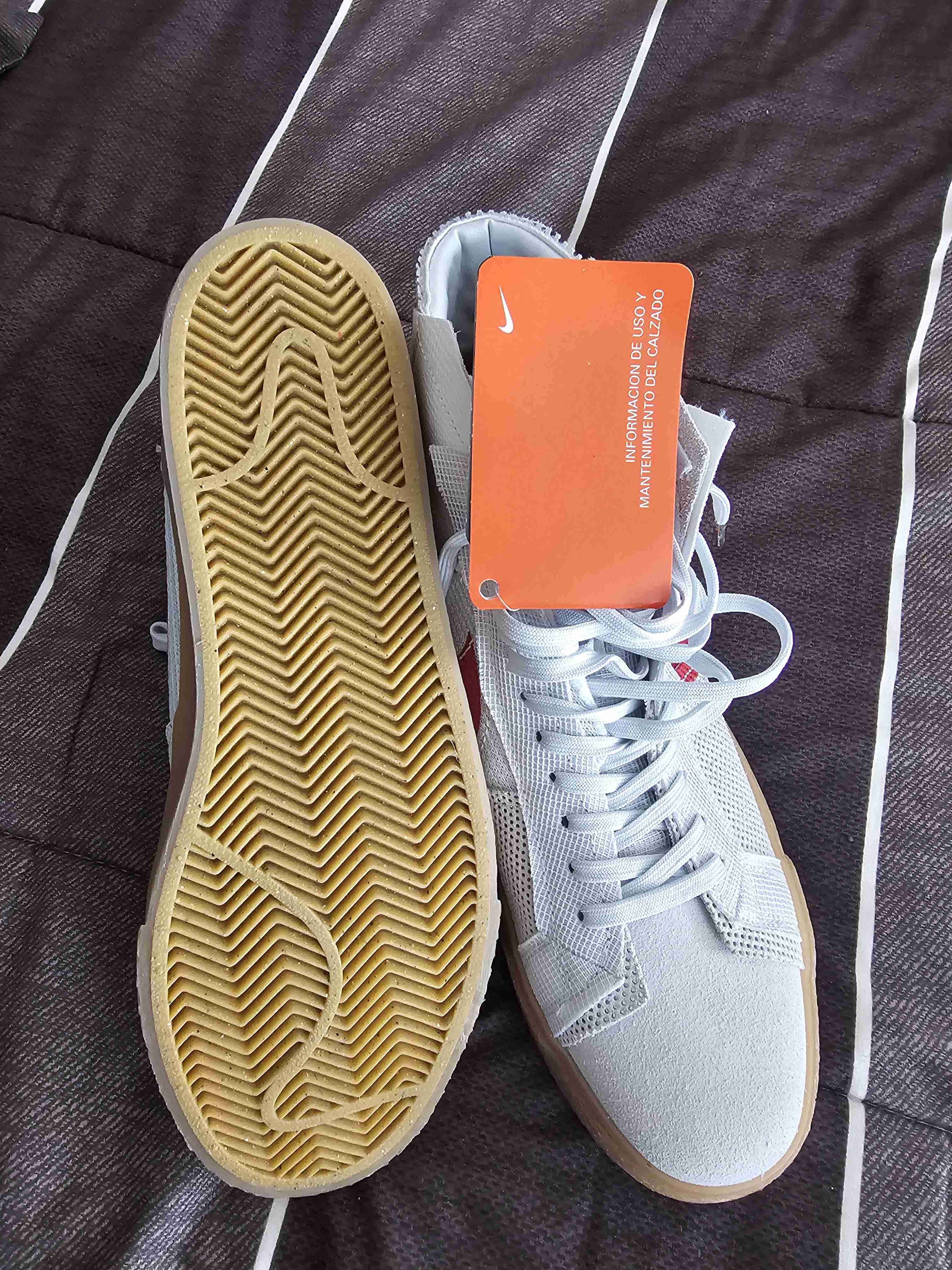 Zapatillas deportivas blancas y rojas - miniatura 3