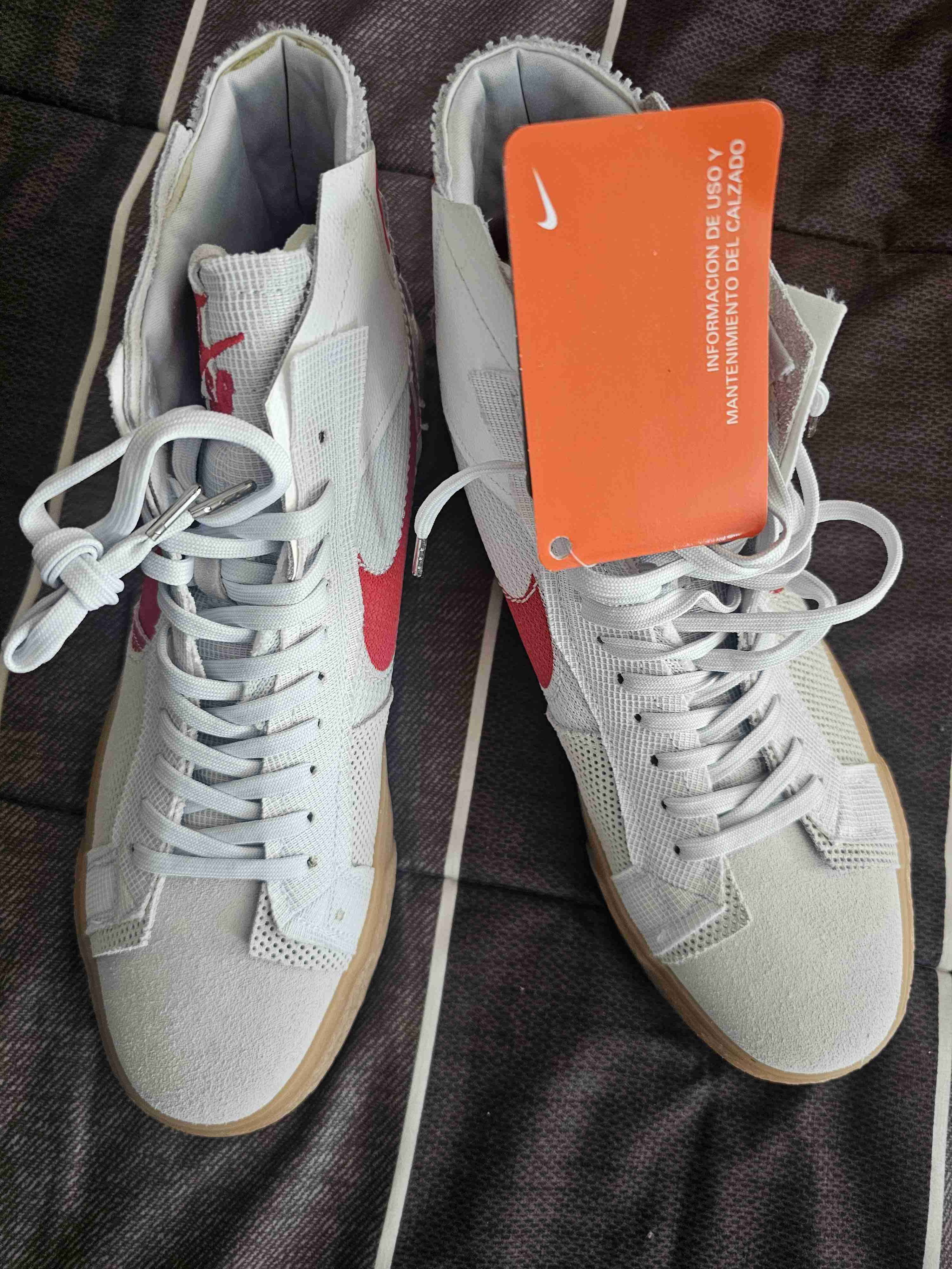 Zapatillas deportivas blancas y rojas - miniatura 4