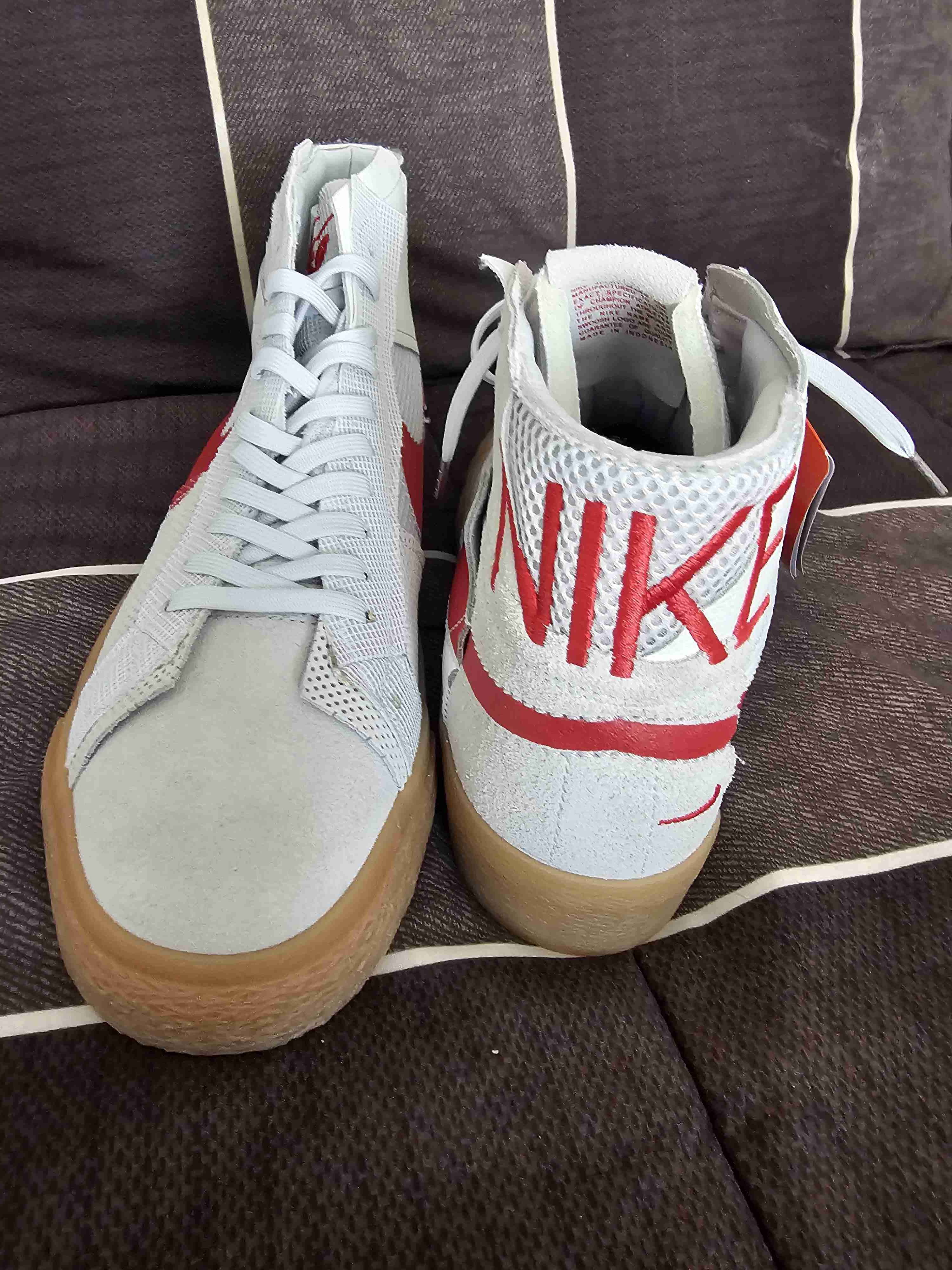 Zapatillas deportivas blancas y rojas - miniatura 5