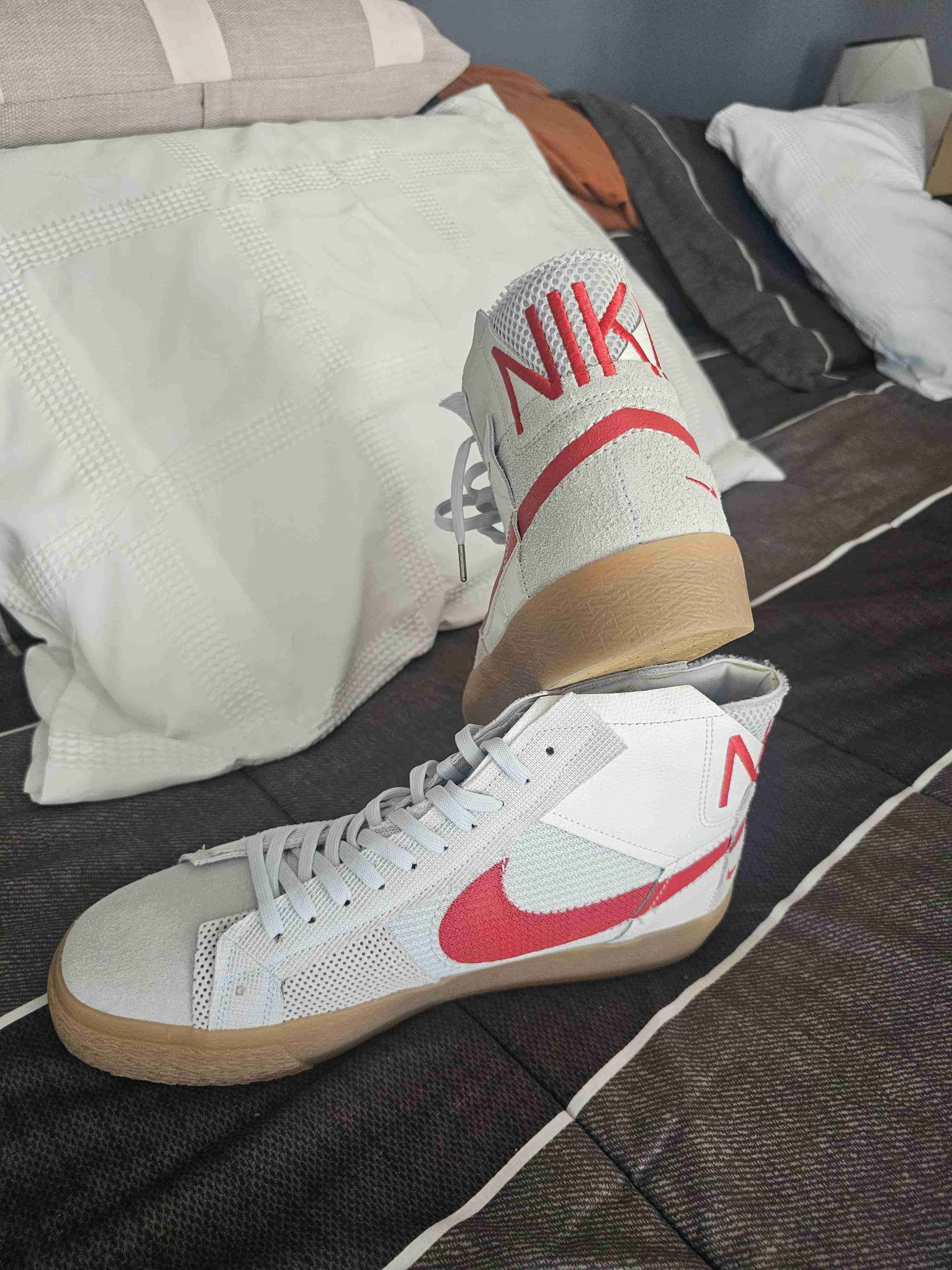 Zapatillas deportivas blancas y rojas - miniatura 6