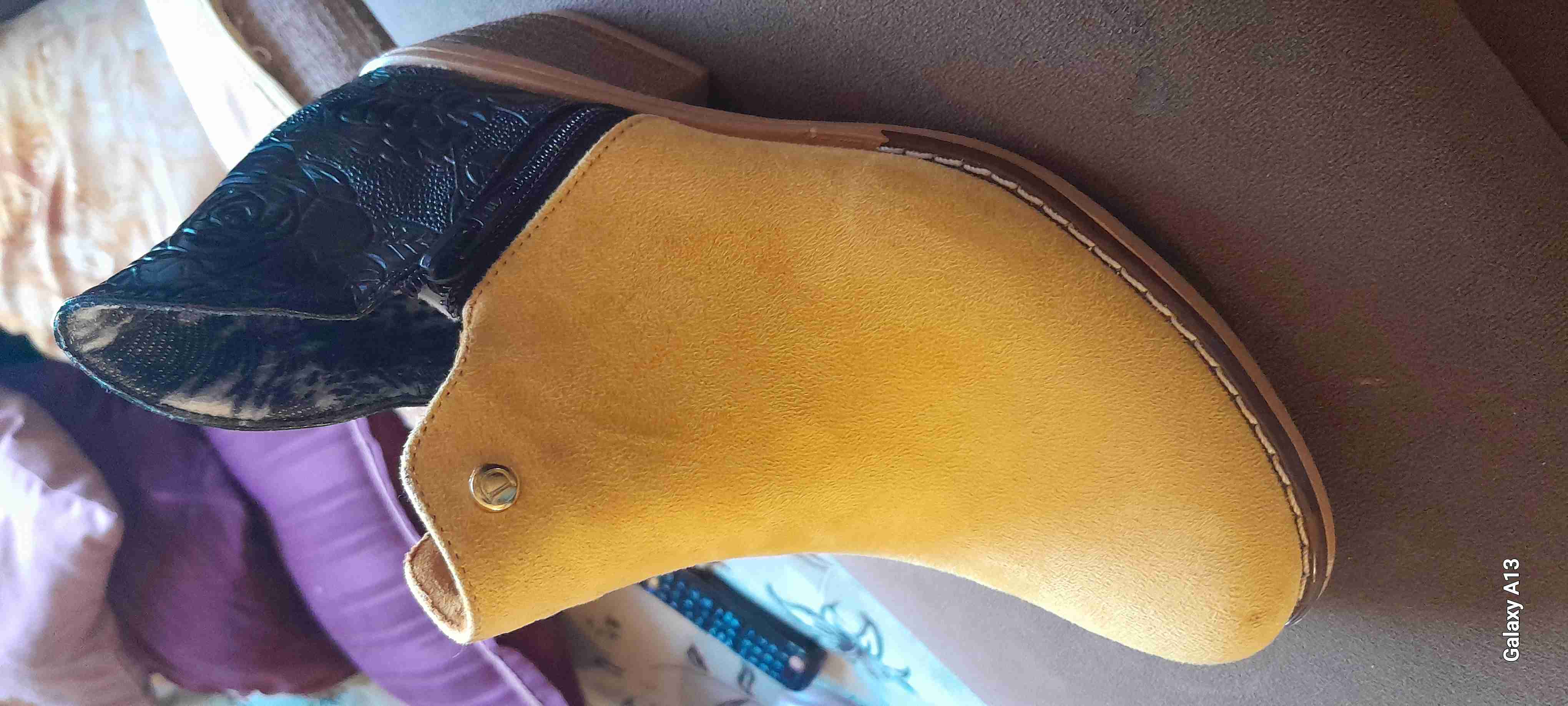 Botines amarillos con detalle negro - 1