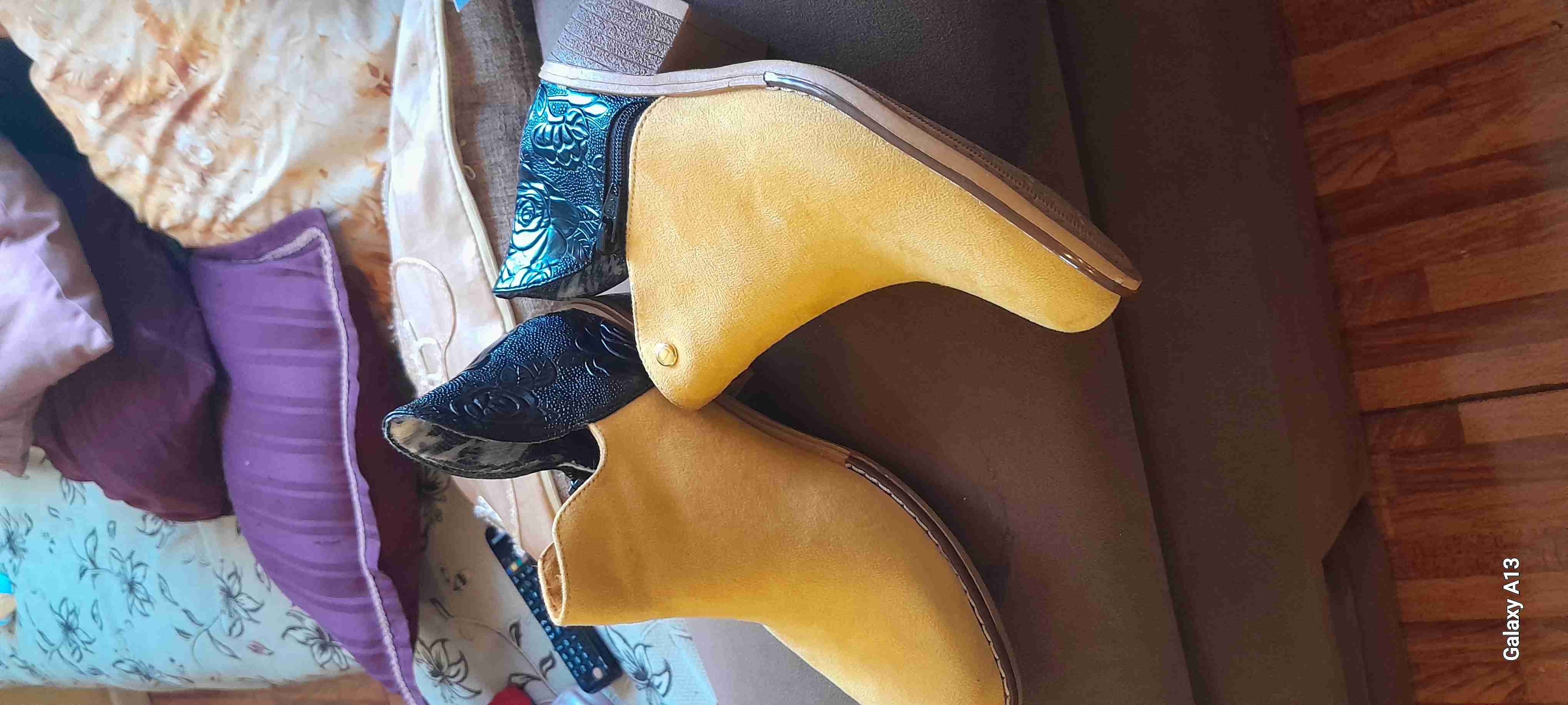 Botines amarillos con detalle negro - 2