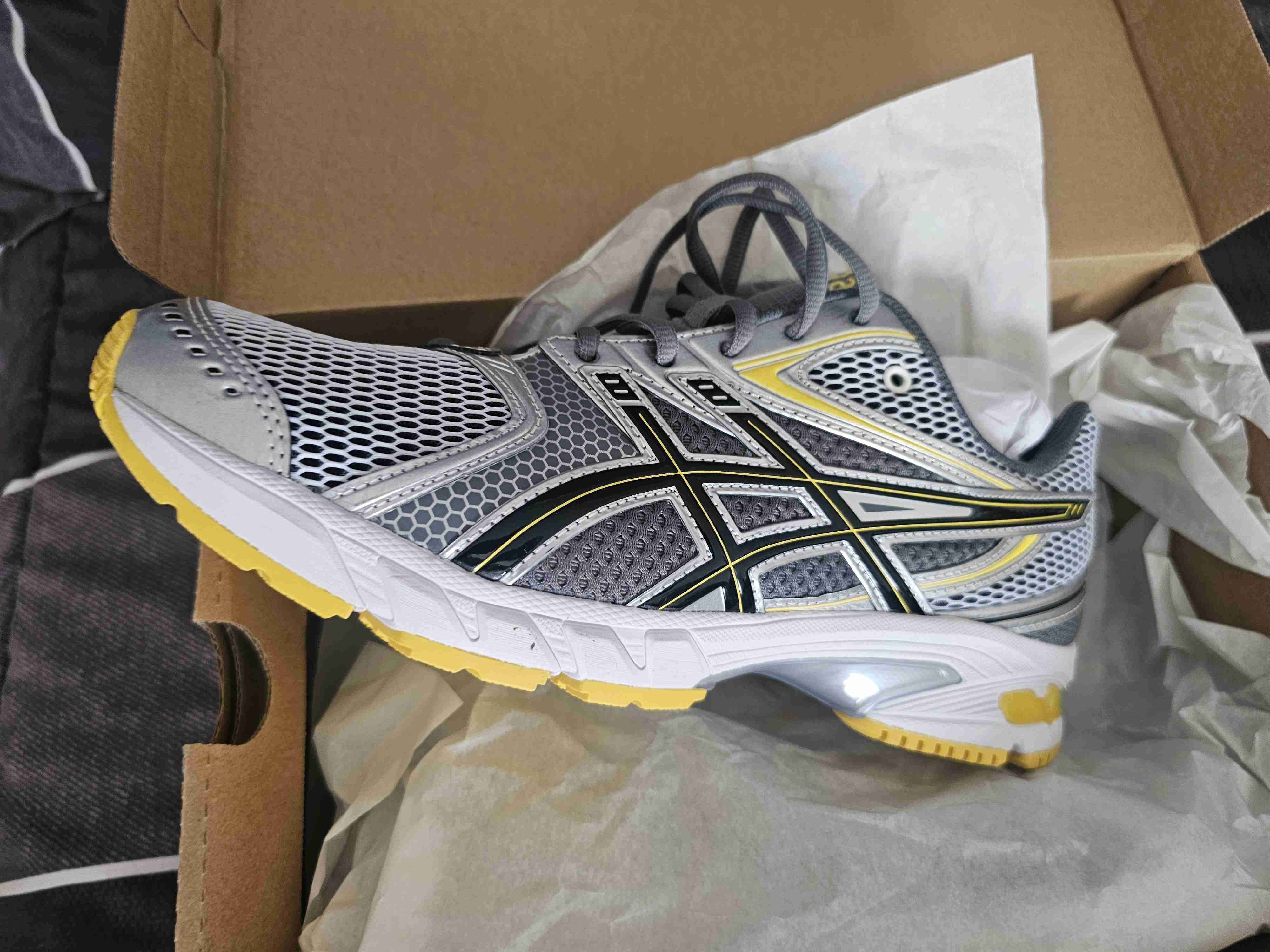 Zapatillas deportivas gris y amarillo