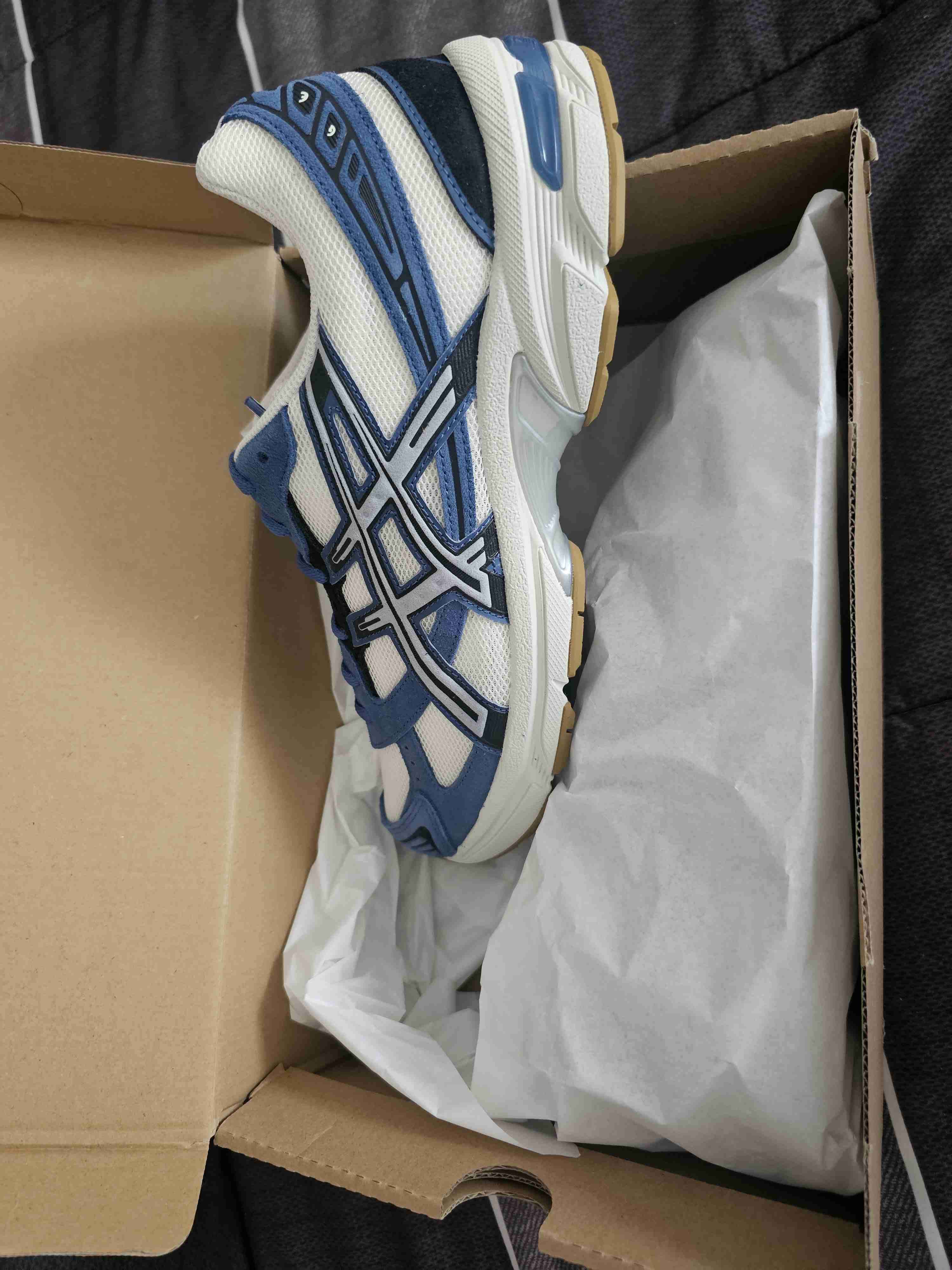 Zapatillas deportivas Asics blancas y azules - miniatura 2