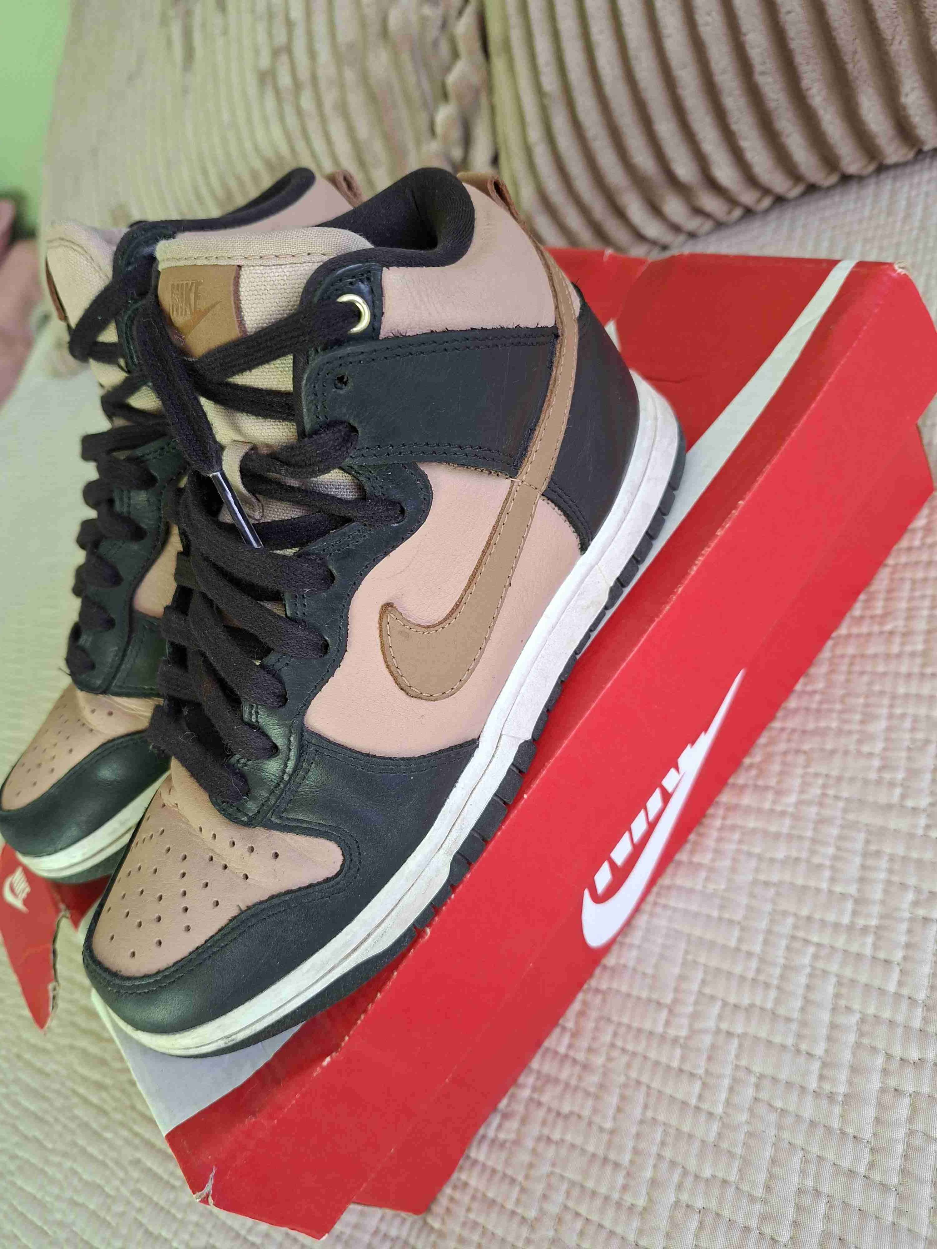 Zapatillas Nike beige y negras - miniatura 2